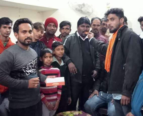 हल्द्वानी: आप में एक साल होने पर सर्किल प्रभारी संजय कश्यप को कार्यकर्ताओं ने खिलाई मिठाई…