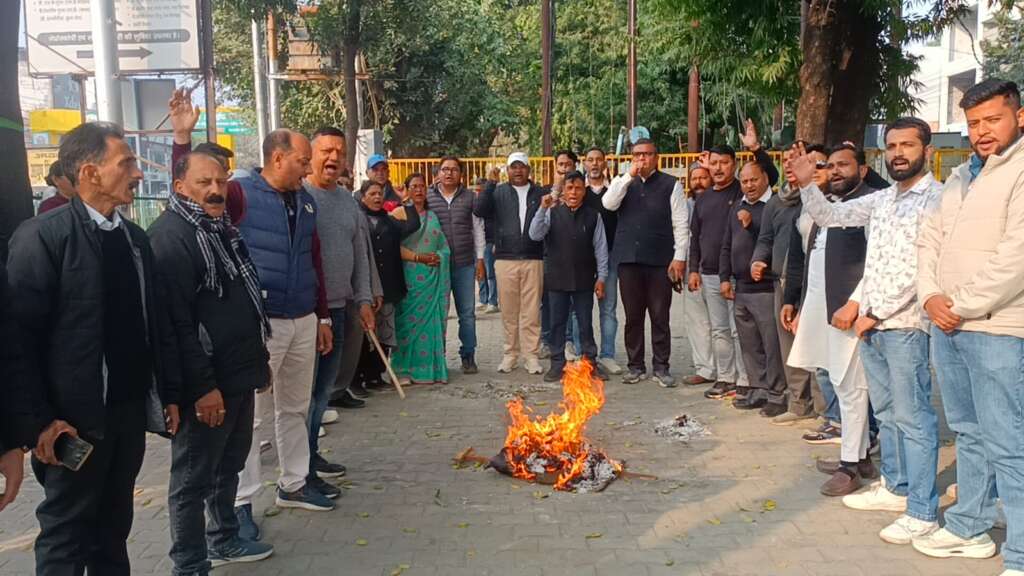 हल्द्वानी: स्वास्थ्य जांचों की दरों में बेतहाशा वृद्धि के विरोध में कांग्रेस का जोरदार प्रदर्शन