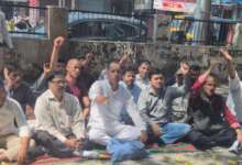 हल्द्वानी: हरीश पनेरु का धरना प्रदर्शन, शराब नहीं, रोजगार दो, अत्तर-गांजा छोड़ दो, शराब की बोतल तोड़ दो