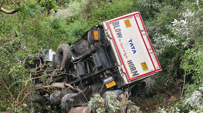 उत्तराखंड में दर्दनाक हादसा: खाई में गिरा डंपर, चालक की मौके पर मौत
