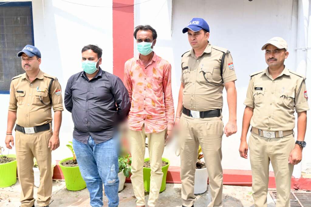 बुर्जगों से 82 लाख की ठगी करने वाले दो ठगों को गुजराज से उठा लायी अल्मोड़ा पुलिस