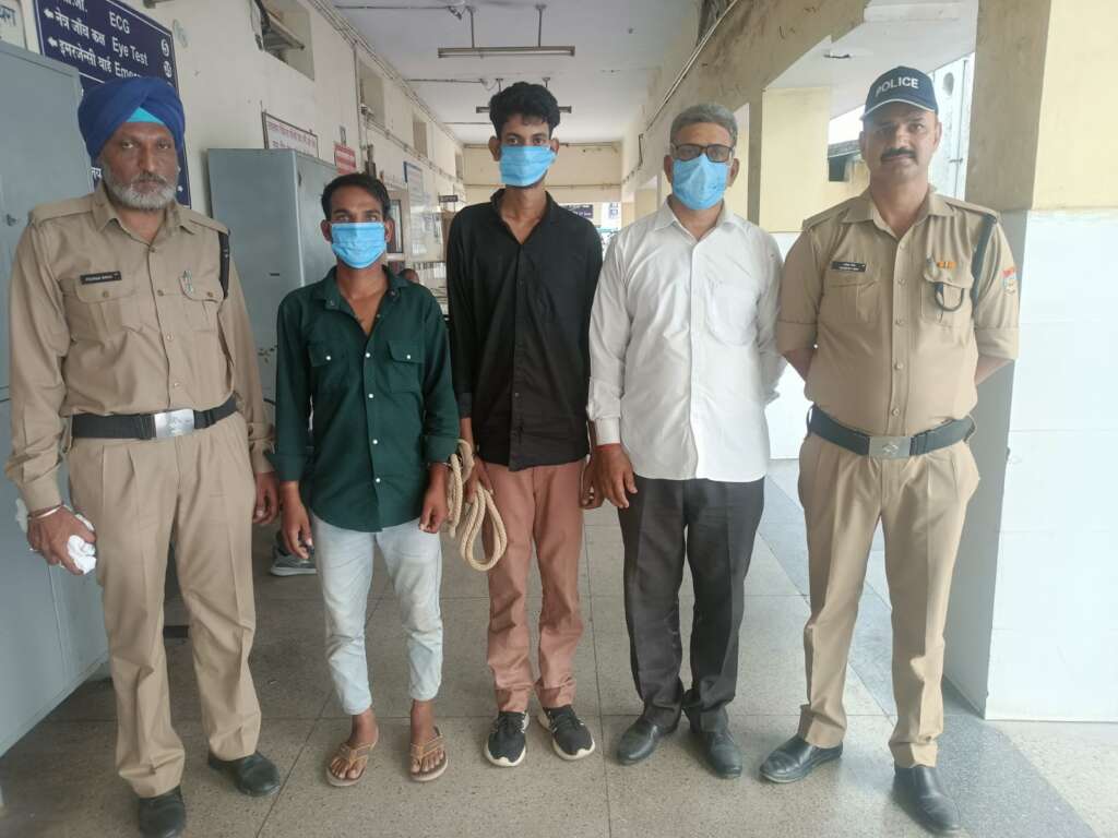 दिनांक 07/05/25 को वादी गिरीश चन्द्र लोहनी निवासी तल्ली बमौरी गली न01 मुखानी नैनीताल की लिखित तहरीर कि कुछ अज्ञात व्यक्तियो द्वारा वादी के पुत्र तुषार लोहनी उम्र 27 वर्ष का अपरहण कर फरीदाबाद ले जाना व उसके साथ मार पीट करने व गाली गलौज करने सम्बन्धित तहरीर दी गई जिसके आधार पर मुकदमा एफ.आई.आर न0 113/25 धारा 137(2) बी.एन.एस पंजीकृत किया गया। जिसकी विवेचना उ0नि0 वीरेन्द्र बिष्ट के सुपुर्द की गयी। वरिष्ठ पुलिस अधीक्षक श्री प्रहलाद नारायण मीणा द्वारा घटना के कुशल अनावरण हेतू पुलिस टीम गठित किए जाने हेतु एसपी सिटी श्री प्रकाश चंद्र को निर्देशित किया गया। अप निर्देश के अनुपालन में सीओ हल्द्वानी श्री नितिन लोहानी के पर्यवेक्षण में थानाध्यक्ष मुखानी श्री दिनेश जोशी के नेतृत्व में विशेष गिरफ्तारी टीम गठित की गई। गठित टीम द्वारा सीसीटीवी के अवलोकन व लोकेशन के आधार पर बांदा शहर मे जाकर अभि० गणो कपिल व आलोक तिवारी के पते तस्दीक कर घटना मे सम्मिलित मुन्ना कुरैशी निवासी तावडू हरियाणा, दयाशंकर तिवारी पुत्र स्वर्गीय राम प्रताप तिवारी निवासी महखोर कोतवाली देहात जनपद बांदा व अंकुश कुमार पुत्र आछे लाल निवासी कृपालपुर व विनय प्रताप पुत्र विशाल निवासी कृपालपुर थाना बसरेहर जनपद इटावा का नाम प्रकाश मे लाते हुये अभियोग मे धारा 140(2)/190/61(2) बी.एन. एस की वृद्धि करते हुये तुषार लोहनी को अत्तरा शहर बांदा से दिनाँक 11/05/2025 को बरामद किया गया। दिनांक 19/05/25 को अभियुक्तगणो के घर मे दविश देकर 03 अभि० गणो को उनके घरो के गिरफ्तार किया गया। अभियुक्तगणो के पूछताछ पर बताया गया कि आलोक तिवारी से 50 लाख के लेन देन होने के कारण अभियुक्त गणो द्वारा तुषार लोहनी को अपरहण किया गया था, जिसके लिये आलोक तिवारी द्वारा कृपालपुर इटावा मे शादी के दौरान अंकुश व विनय से मुलाकात कर तथा एक पुराने परिचित मुन्ना कुरैशी के साथ मिलकर एक उद्देश्य से अपहरण की योजना बनाकर दिनांक 06/05/25 को बावर्ची रेस्टोरेन्ट कालाढूंगी रोड से अपरहण कर बांदा व चित्रकूट मे अगल अलग तिथि मे अलग अलग स्थानो पर रखकर 50 लाख रूपये की मांग की। गिरफ्तारी- 1- दयाशंकर तिवारी पुत्र स्व रामप्रताप तिवारी निवासी ग्राम महोखरं कोतवाली देहात जनपद बांदा हाल पता होटल गुरूदेव के पास सिविल लाईन्स कोतवाली नगर जनपद बांदा उम्र 61 वर्ष 2- अंकुश कुमार पुत्र आछे लाल निवासी कृपालपुर थाना बसरेहर जनपद इटावा उ0 प्र0 उम्र- 21 वर्ष 3- विनय प्रताप पुत्र विशाल निवासी कृपालपुर थाना बसरेहर जनपद इटावा उ0 प्र0उम्र-24 वर्ष पुलिस टीम- 1-उ0नि0 दिनेश चन्द्र जोशी, थानाध्यक्ष मुखानी 2- उ0नि0 वीरेन्द्र चन्द्र प्रभारी आर.टी.ओ. 3- उ0नि0 हरजीत राणा 4- उ0नि0 वीरेन्द्र बिष्ट 5- कानि0 बलवंत बिष्ट मुखानी 6- कानि0 रविन्द्र खाती मुखानी 7- कानि0 चन्दन सिंह नेगी एसओजी