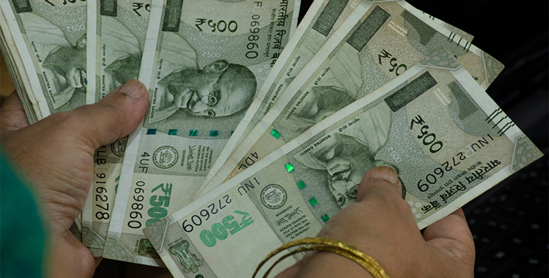 दामाद-बेटी ने पिता को लगा दिया चूना, खाते से निकाले 1.10 करोड़ रुपये