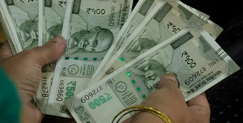 दामाद-बेटी ने पिता को लगा दिया चूना, खाते से निकाले 1.10 करोड़ रुपये