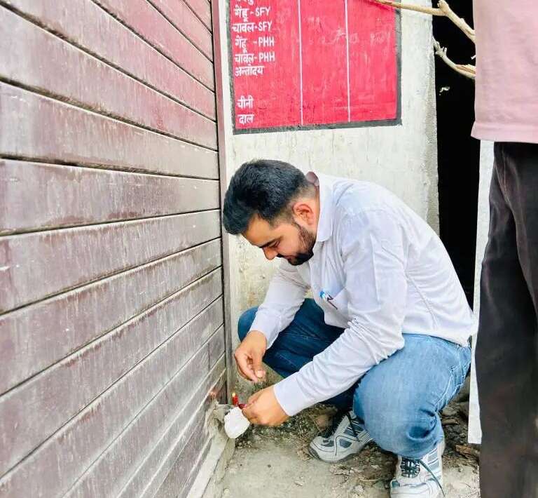 खाद्य आपूर्ति विभाग की बड़ी कार्रवाई, सस्ता गल्ला विक्रेता की दुकान सील, रिपोर्ट डीएम को भेजी