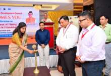 आज सहस्त्रधारा रोड, देहरादून स्थित एक होटल में उत्तराखण्ड को फिल्म निर्माण के लिए एक प्रमुख गंतव्य के रूप में स्थापित करने की दिशा में एक दिवसीय कार्यशाला का आयोजन किया गया। यह कार्यशाला नेशनल फिल्म डेवलपमेंट कॉरपोरेशन (NFDC) और उत्तराखण्ड फिल्म विकास परिषद (UFDC) के संयुक्त तत्वावधान में आयोजित की गई। कार्यशाला का विषय “उत्तराखण्ड में फिल्मिंग इकोसिस्टम का विकास” रखा गया। कार्यशाला का शुभारंभ यूएफडीसी के मुख्य कार्यकारी अधिकारी श्री बंशीधर तिवारी, संयुक्त मुख्य कार्यकारी अधिकारी डॉ. नितिन उपाध्याय, सूचना एवं प्रसारण मंत्रालय, भारत सरकार की फिल्म निदेशक सुश्री शिल्पा राव और एनएफडीसी के महाप्रबंधक श्री अजय धोके द्वारा दीप प्रज्वलन द्वारा किया गया। इस अवसर पर फिल्म उद्योग से जुड़े प्रमुख निर्माता, नीतिगत विशेषज्ञ, वरिष्ठ सरकारी अधिकारी और विभिन्न हितधारकों ने भाग लिया। चर्चा का केंद्र बिंदु राज्य में फिल्म निर्माण हेतु नीतिगत सुधार, अवसंरचना विकास और प्रतिभा संवर्धन रहा। यूएफडीसी के मुख्य कार्यकारी अधिकारी श्री बंशीधर तिवारी ने कहा कि मुख्यमंत्री श्री पुष्कर सिंह धामी एवं भारत सरकार के मार्गदर्शन में उत्तराखण्ड को फ़िल्म निर्माण हब के रूप में स्थापित करने के प्रयास जारी हैं। उन्होंने बताया कि राज्य के कम चर्चित स्थलों पर शूटिंग करने पर कुल फ़िल्म निर्माण लागत का 5% अतिरिक्त प्रोत्साहन सब्सिडी दी जाती है। साथ ही उत्तराखण्ड में स्थानीय कलाकारों को काम देने वाले निर्माताओं को भी विशेष सब्सिडी दी जा रही है। उन्होंने बताया कि राज्य में एकल स्क्रीन सिनेमा हॉल की स्थापना के लिए ₹25 लाख की एकमुश्त सब्सिडी की व्यवस्था भी की गई है, जिसका उद्देश्य पर्वतीय क्षेत्रों में सिनेमा हॉल की संख्या बढ़ाना है। UFDC स्थानीय आपूर्तिकर्ताओं, कलाकारों, संसाधनों और परिवहन सुविधाओं की एकीकृत सूची तैयार कर रहा है ताकि फिल्म निर्माताओं को राज्य में काम करने में आसानी हो। यूएफडीसी के मुख्य कार्यकारी अधिकारी श्री बंशीधर तिवारी ने बताया कि एनएफडीसी के सहयोग से राज्य का अपना फिल्म फेस्टिवल और उत्तराखण्ड राज्य फिल्म पुरस्कार शुरू करने पर गंभीरतापूर्वक कार्य किया जा रहा है। साथ ही, क्षेत्रीय भाषा की फिल्मों को ओटीटी मंचों तक पहुंचाने के लिए प्रसार भारती के WAVES OTT से समन्वय स्थापित किया जाएगा। सुश्री शिल्पा राव, निदेशक (फिल्म्स), सूचना एवं प्रसारण मंत्रालय, भारत सरकार ने कहा कि भारत को वैश्विक सिनेमा हब के रूप में विकसित करने की दिशा में गुणवत्तापूर्ण कंटेंट, प्रतिभा और तकनीक को बढ़ावा देना आवश्यक है। इसीलिए भारत सरकार ने वेव्स समिट किया । वेव्स बाज़ार डॉट कॉम पर फ़िल्म निर्माण से जुड़े लोग अपने लिए अवसर देख सकते हैं। इंडियन सिने हब का एकीकृत पोर्टल फ़िल्म निर्माताओं के लिए वन स्टॉप सॉल्यूशन है। उन्होंने कहा कि आज मोबाइल स्क्रीन पर व्यक्तिगत रूप से फिल्में देखने का चलन बढ़ा है, ऐसे में समुदाय स्तर पर सामूहिक फिल्म प्रदर्शन की संस्कृति को पुनर्जीवित करना जरूरी है। उन्होंने कहा कि कम लागत वाले सिनेमा हॉल को प्रोत्साहन देने की आवश्यकता है , जिससे ग्रामीण एवं अर्ध-शहरी क्षेत्रों में समुदाय-आधारित फिल्म देखना बढ़े। महाप्रबंधक एनएफडीसी अजय ढोके ने एनएफडीसी के कार्यों के बारे में विस्तार से बताया। बैठक में इंडियन सिने हब के अधिकारियों द्वारा भारत सरकार द्वारा दी जाने वाली फ़िल्म सब्सिडी सहित विभिन्न योजनाओं की जानकारी दी । यूएफडीसी के संयुक्त मुख्य कार्यकारी अधिकारी डॉ. नितिन उपाध्याय ने उत्तराखण्ड की नवाचारपूर्ण फिल्म नीति पर एक विशेष प्रस्तुतिकरण दिया। उन्होंने "प्रतिभा, प्रशिक्षण और तकनीक” को उत्तराखण्ड के फिल्म निर्माण मॉडल के तीन आधार स्तंभ बताते हुए कहा कि हम केवल बाहरी निर्माताओं को ही नहीं, बल्कि स्थानीय कहानीकारों और तकनीशियनों को भी मंच देना चाहते हैं जिससे क्षेत्रीय सिनेमा को नई ऊर्जा मिले। डॉ. उपाध्याय ने नीति के अंतर्गत उपलब्ध सुविधाओं जैसे उत्पादन सब्सिडी, लोकेशन पर सहयोग, फिल्म संस्थानों की स्थापना, मल्टीप्लेक्स और सिनेमा स्क्रीन के निर्माण, तथा वन एवं सार्वजनिक स्थलों पर फिल्मांकन के लिए सिंगल विंडो क्लीयरेंस की भी जानकारी साझा की। इंडिया सिने हब के सहायक वाईस प्रेसिडेंट श्री राम कुमार विजयन ने ‘इंडियन सिने हब’ पोर्टल की विशेषताओं पर प्रकाश डालते हुए बताया कि यह मंच राज्य सरकारों, केंद्रीय एजेंसियों और स्थानीय नोडल अधिकारियों से अनुमतियाँ प्राप्त करने की प्रक्रिया को एकीकृत और सरल बनाता है। उन्होंने पोर्टल पर उपलब्ध समग्र संसाधन निर्देशिका की भी जानकारी दी। कार्यशाला के समापन पर आयोजित प्रश्नोत्तर सत्र में प्रतिभागी फिल्म निर्माताओं और फ़िल्म निर्माण से जुड़े अन्य लोगों की विभिन्न नीतिगत जिज्ञासाओं का समाधान एनएफडीसी और यूएफडीसी के अधिकारियों द्वारा किया गया। इससे पूर्व, NFDC और UFDC के वरिष्ठ अधिकारियों की एक संयुक्त बैठक भी आयोजित की गई, जिसमें राज्य को एक सशक्त फिल्म निर्माण केंद्र के रूप में विकसित करने, सिनेमा हॉल अवसंरचना को विस्तार देने, क्षेत्रीय फिल्मों को प्रोत्साहन देने और रचनात्मक अर्थव्यवस्था को गति देने हेतु अनुकूल नीतिगत पहलों पर विस्तृत विमर्श किया गया। बैठक में फ़िल्म निर्माण, क्षेत्रीय सिनेमा, स्क्रीन की उपलब्धता और प्रोत्साहन योजनाओं जैसे विषयों पर भी गहन चर्चा हुई। इस अवसर पर कई वरिष्ठ अधिकारी जिनमें प्रमुख रूप से सुश्री शिल्पा राव (निदेशक फिल्म्स , सूचना एवं प्रसारण मंत्रालय), श्री अजय धोके (महाप्रबंधक, एनएफडीसी), श्री आशिष कुमार त्रिपाठी अपर निदेशक सूचना, सुश्री श्रुति राजकुमार (उपाध्यक्ष एवं प्रमुख, इंडिया सिने हब), श्री मयूर पटेल (प्रबंधक, फिल्म बाजार, एनएफडीसी), श्री नचिकेत शिरोलकर (सलाहकार, अंतरराष्ट्रीय प्रचार एवं फिल्म महोत्सव, एनएफडीसी), श्री अभय कुमार (प्रोजेक्ट मैनेजर, यूनीकॉप्स) उपस्थित रहे।