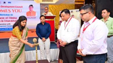 आज सहस्त्रधारा रोड, देहरादून स्थित एक होटल में उत्तराखण्ड को फिल्म निर्माण के लिए एक प्रमुख गंतव्य के रूप में स्थापित करने की दिशा में एक दिवसीय कार्यशाला का आयोजन किया गया। यह कार्यशाला नेशनल फिल्म डेवलपमेंट कॉरपोरेशन (NFDC) और उत्तराखण्ड फिल्म विकास परिषद (UFDC) के संयुक्त तत्वावधान में आयोजित की गई। कार्यशाला का विषय “उत्तराखण्ड में फिल्मिंग इकोसिस्टम का विकास” रखा गया। कार्यशाला का शुभारंभ यूएफडीसी के मुख्य कार्यकारी अधिकारी श्री बंशीधर तिवारी, संयुक्त मुख्य कार्यकारी अधिकारी डॉ. नितिन उपाध्याय, सूचना एवं प्रसारण मंत्रालय, भारत सरकार की फिल्म निदेशक सुश्री शिल्पा राव और एनएफडीसी के महाप्रबंधक श्री अजय धोके द्वारा दीप प्रज्वलन द्वारा किया गया। इस अवसर पर फिल्म उद्योग से जुड़े प्रमुख निर्माता, नीतिगत विशेषज्ञ, वरिष्ठ सरकारी अधिकारी और विभिन्न हितधारकों ने भाग लिया। चर्चा का केंद्र बिंदु राज्य में फिल्म निर्माण हेतु नीतिगत सुधार, अवसंरचना विकास और प्रतिभा संवर्धन रहा। यूएफडीसी के मुख्य कार्यकारी अधिकारी श्री बंशीधर तिवारी ने कहा कि मुख्यमंत्री श्री पुष्कर सिंह धामी एवं भारत सरकार के मार्गदर्शन में उत्तराखण्ड को फ़िल्म निर्माण हब के रूप में स्थापित करने के प्रयास जारी हैं। उन्होंने बताया कि राज्य के कम चर्चित स्थलों पर शूटिंग करने पर कुल फ़िल्म निर्माण लागत का 5% अतिरिक्त प्रोत्साहन सब्सिडी दी जाती है। साथ ही उत्तराखण्ड में स्थानीय कलाकारों को काम देने वाले निर्माताओं को भी विशेष सब्सिडी दी जा रही है। उन्होंने बताया कि राज्य में एकल स्क्रीन सिनेमा हॉल की स्थापना के लिए ₹25 लाख की एकमुश्त सब्सिडी की व्यवस्था भी की गई है, जिसका उद्देश्य पर्वतीय क्षेत्रों में सिनेमा हॉल की संख्या बढ़ाना है। UFDC स्थानीय आपूर्तिकर्ताओं, कलाकारों, संसाधनों और परिवहन सुविधाओं की एकीकृत सूची तैयार कर रहा है ताकि फिल्म निर्माताओं को राज्य में काम करने में आसानी हो। यूएफडीसी के मुख्य कार्यकारी अधिकारी श्री बंशीधर तिवारी ने बताया कि एनएफडीसी के सहयोग से राज्य का अपना फिल्म फेस्टिवल और उत्तराखण्ड राज्य फिल्म पुरस्कार शुरू करने पर गंभीरतापूर्वक कार्य किया जा रहा है। साथ ही, क्षेत्रीय भाषा की फिल्मों को ओटीटी मंचों तक पहुंचाने के लिए प्रसार भारती के WAVES OTT से समन्वय स्थापित किया जाएगा। सुश्री शिल्पा राव, निदेशक (फिल्म्स), सूचना एवं प्रसारण मंत्रालय, भारत सरकार ने कहा कि भारत को वैश्विक सिनेमा हब के रूप में विकसित करने की दिशा में गुणवत्तापूर्ण कंटेंट, प्रतिभा और तकनीक को बढ़ावा देना आवश्यक है। इसीलिए भारत सरकार ने वेव्स समिट किया । वेव्स बाज़ार डॉट कॉम पर फ़िल्म निर्माण से जुड़े लोग अपने लिए अवसर देख सकते हैं। इंडियन सिने हब का एकीकृत पोर्टल फ़िल्म निर्माताओं के लिए वन स्टॉप सॉल्यूशन है। उन्होंने कहा कि आज मोबाइल स्क्रीन पर व्यक्तिगत रूप से फिल्में देखने का चलन बढ़ा है, ऐसे में समुदाय स्तर पर सामूहिक फिल्म प्रदर्शन की संस्कृति को पुनर्जीवित करना जरूरी है। उन्होंने कहा कि कम लागत वाले सिनेमा हॉल को प्रोत्साहन देने की आवश्यकता है , जिससे ग्रामीण एवं अर्ध-शहरी क्षेत्रों में समुदाय-आधारित फिल्म देखना बढ़े। महाप्रबंधक एनएफडीसी अजय ढोके ने एनएफडीसी के कार्यों के बारे में विस्तार से बताया। बैठक में इंडियन सिने हब के अधिकारियों द्वारा भारत सरकार द्वारा दी जाने वाली फ़िल्म सब्सिडी सहित विभिन्न योजनाओं की जानकारी दी । यूएफडीसी के संयुक्त मुख्य कार्यकारी अधिकारी डॉ. नितिन उपाध्याय ने उत्तराखण्ड की नवाचारपूर्ण फिल्म नीति पर एक विशेष प्रस्तुतिकरण दिया। उन्होंने "प्रतिभा, प्रशिक्षण और तकनीक” को उत्तराखण्ड के फिल्म निर्माण मॉडल के तीन आधार स्तंभ बताते हुए कहा कि हम केवल बाहरी निर्माताओं को ही नहीं, बल्कि स्थानीय कहानीकारों और तकनीशियनों को भी मंच देना चाहते हैं जिससे क्षेत्रीय सिनेमा को नई ऊर्जा मिले। डॉ. उपाध्याय ने नीति के अंतर्गत उपलब्ध सुविधाओं जैसे उत्पादन सब्सिडी, लोकेशन पर सहयोग, फिल्म संस्थानों की स्थापना, मल्टीप्लेक्स और सिनेमा स्क्रीन के निर्माण, तथा वन एवं सार्वजनिक स्थलों पर फिल्मांकन के लिए सिंगल विंडो क्लीयरेंस की भी जानकारी साझा की। इंडिया सिने हब के सहायक वाईस प्रेसिडेंट श्री राम कुमार विजयन ने ‘इंडियन सिने हब’ पोर्टल की विशेषताओं पर प्रकाश डालते हुए बताया कि यह मंच राज्य सरकारों, केंद्रीय एजेंसियों और स्थानीय नोडल अधिकारियों से अनुमतियाँ प्राप्त करने की प्रक्रिया को एकीकृत और सरल बनाता है। उन्होंने पोर्टल पर उपलब्ध समग्र संसाधन निर्देशिका की भी जानकारी दी। कार्यशाला के समापन पर आयोजित प्रश्नोत्तर सत्र में प्रतिभागी फिल्म निर्माताओं और फ़िल्म निर्माण से जुड़े अन्य लोगों की विभिन्न नीतिगत जिज्ञासाओं का समाधान एनएफडीसी और यूएफडीसी के अधिकारियों द्वारा किया गया। इससे पूर्व, NFDC और UFDC के वरिष्ठ अधिकारियों की एक संयुक्त बैठक भी आयोजित की गई, जिसमें राज्य को एक सशक्त फिल्म निर्माण केंद्र के रूप में विकसित करने, सिनेमा हॉल अवसंरचना को विस्तार देने, क्षेत्रीय फिल्मों को प्रोत्साहन देने और रचनात्मक अर्थव्यवस्था को गति देने हेतु अनुकूल नीतिगत पहलों पर विस्तृत विमर्श किया गया। बैठक में फ़िल्म निर्माण, क्षेत्रीय सिनेमा, स्क्रीन की उपलब्धता और प्रोत्साहन योजनाओं जैसे विषयों पर भी गहन चर्चा हुई। इस अवसर पर कई वरिष्ठ अधिकारी जिनमें प्रमुख रूप से सुश्री शिल्पा राव (निदेशक फिल्म्स , सूचना एवं प्रसारण मंत्रालय), श्री अजय धोके (महाप्रबंधक, एनएफडीसी), श्री आशिष कुमार त्रिपाठी अपर निदेशक सूचना, सुश्री श्रुति राजकुमार (उपाध्यक्ष एवं प्रमुख, इंडिया सिने हब), श्री मयूर पटेल (प्रबंधक, फिल्म बाजार, एनएफडीसी), श्री नचिकेत शिरोलकर (सलाहकार, अंतरराष्ट्रीय प्रचार एवं फिल्म महोत्सव, एनएफडीसी), श्री अभय कुमार (प्रोजेक्ट मैनेजर, यूनीकॉप्स) उपस्थित रहे।