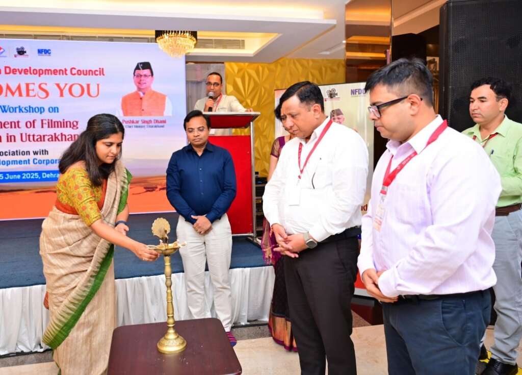 आज सहस्त्रधारा रोड, देहरादून स्थित एक होटल में उत्तराखण्ड को फिल्म निर्माण के लिए एक प्रमुख गंतव्य के रूप में स्थापित करने की दिशा में एक दिवसीय कार्यशाला का आयोजन किया गया। यह कार्यशाला नेशनल फिल्म डेवलपमेंट कॉरपोरेशन (NFDC) और उत्तराखण्ड फिल्म विकास परिषद (UFDC) के संयुक्त तत्वावधान में आयोजित की गई। कार्यशाला का विषय “उत्तराखण्ड में फिल्मिंग इकोसिस्टम का विकास” रखा गया। कार्यशाला का शुभारंभ यूएफडीसी के मुख्य कार्यकारी अधिकारी श्री बंशीधर तिवारी, संयुक्त मुख्य कार्यकारी अधिकारी डॉ. नितिन उपाध्याय, सूचना एवं प्रसारण मंत्रालय, भारत सरकार की फिल्म निदेशक सुश्री शिल्पा राव और एनएफडीसी के महाप्रबंधक श्री अजय धोके द्वारा दीप प्रज्वलन द्वारा किया गया। इस अवसर पर फिल्म उद्योग से जुड़े प्रमुख निर्माता, नीतिगत विशेषज्ञ, वरिष्ठ सरकारी अधिकारी और विभिन्न हितधारकों ने भाग लिया। चर्चा का केंद्र बिंदु राज्य में फिल्म निर्माण हेतु नीतिगत सुधार, अवसंरचना विकास और प्रतिभा संवर्धन रहा। यूएफडीसी के मुख्य कार्यकारी अधिकारी श्री बंशीधर तिवारी ने कहा कि मुख्यमंत्री श्री पुष्कर सिंह धामी एवं भारत सरकार के मार्गदर्शन में उत्तराखण्ड को फ़िल्म निर्माण हब के रूप में स्थापित करने के प्रयास जारी हैं। उन्होंने बताया कि राज्य के कम चर्चित स्थलों पर शूटिंग करने पर कुल फ़िल्म निर्माण लागत का 5% अतिरिक्त प्रोत्साहन सब्सिडी दी जाती है। साथ ही उत्तराखण्ड में स्थानीय कलाकारों को काम देने वाले निर्माताओं को भी विशेष सब्सिडी दी जा रही है। उन्होंने बताया कि राज्य में एकल स्क्रीन सिनेमा हॉल की स्थापना के लिए ₹25 लाख की एकमुश्त सब्सिडी की व्यवस्था भी की गई है, जिसका उद्देश्य पर्वतीय क्षेत्रों में सिनेमा हॉल की संख्या बढ़ाना है। UFDC स्थानीय आपूर्तिकर्ताओं, कलाकारों, संसाधनों और परिवहन सुविधाओं की एकीकृत सूची तैयार कर रहा है ताकि फिल्म निर्माताओं को राज्य में काम करने में आसानी हो। यूएफडीसी के मुख्य कार्यकारी अधिकारी श्री बंशीधर तिवारी ने बताया कि एनएफडीसी के सहयोग से राज्य का अपना फिल्म फेस्टिवल और उत्तराखण्ड राज्य फिल्म पुरस्कार शुरू करने पर गंभीरतापूर्वक कार्य किया जा रहा है। साथ ही, क्षेत्रीय भाषा की फिल्मों को ओटीटी मंचों तक पहुंचाने के लिए प्रसार भारती के WAVES OTT से समन्वय स्थापित किया जाएगा। सुश्री शिल्पा राव, निदेशक (फिल्म्स), सूचना एवं प्रसारण मंत्रालय, भारत सरकार ने कहा कि भारत को वैश्विक सिनेमा हब के रूप में विकसित करने की दिशा में गुणवत्तापूर्ण कंटेंट, प्रतिभा और तकनीक को बढ़ावा देना आवश्यक है। इसीलिए भारत सरकार ने वेव्स समिट किया । वेव्स बाज़ार डॉट कॉम पर फ़िल्म निर्माण से जुड़े लोग अपने लिए अवसर देख सकते हैं। इंडियन सिने हब का एकीकृत पोर्टल फ़िल्म निर्माताओं के लिए वन स्टॉप सॉल्यूशन है। उन्होंने कहा कि आज मोबाइल स्क्रीन पर व्यक्तिगत रूप से फिल्में देखने का चलन बढ़ा है, ऐसे में समुदाय स्तर पर सामूहिक फिल्म प्रदर्शन की संस्कृति को पुनर्जीवित करना जरूरी है। उन्होंने कहा कि कम लागत वाले सिनेमा हॉल को प्रोत्साहन देने की आवश्यकता है , जिससे ग्रामीण एवं अर्ध-शहरी क्षेत्रों में समुदाय-आधारित फिल्म देखना बढ़े। महाप्रबंधक एनएफडीसी अजय ढोके ने एनएफडीसी के कार्यों के बारे में विस्तार से बताया। बैठक में इंडियन सिने हब के अधिकारियों द्वारा भारत सरकार द्वारा दी जाने वाली फ़िल्म सब्सिडी सहित विभिन्न योजनाओं की जानकारी दी । यूएफडीसी के संयुक्त मुख्य कार्यकारी अधिकारी डॉ. नितिन उपाध्याय ने उत्तराखण्ड की नवाचारपूर्ण फिल्म नीति पर एक विशेष प्रस्तुतिकरण दिया। उन्होंने "प्रतिभा, प्रशिक्षण और तकनीक” को उत्तराखण्ड के फिल्म निर्माण मॉडल के तीन आधार स्तंभ बताते हुए कहा कि हम केवल बाहरी निर्माताओं को ही नहीं, बल्कि स्थानीय कहानीकारों और तकनीशियनों को भी मंच देना चाहते हैं जिससे क्षेत्रीय सिनेमा को नई ऊर्जा मिले। डॉ. उपाध्याय ने नीति के अंतर्गत उपलब्ध सुविधाओं जैसे उत्पादन सब्सिडी, लोकेशन पर सहयोग, फिल्म संस्थानों की स्थापना, मल्टीप्लेक्स और सिनेमा स्क्रीन के निर्माण, तथा वन एवं सार्वजनिक स्थलों पर फिल्मांकन के लिए सिंगल विंडो क्लीयरेंस की भी जानकारी साझा की। इंडिया सिने हब के सहायक वाईस प्रेसिडेंट श्री राम कुमार विजयन ने ‘इंडियन सिने हब’ पोर्टल की विशेषताओं पर प्रकाश डालते हुए बताया कि यह मंच राज्य सरकारों, केंद्रीय एजेंसियों और स्थानीय नोडल अधिकारियों से अनुमतियाँ प्राप्त करने की प्रक्रिया को एकीकृत और सरल बनाता है। उन्होंने पोर्टल पर उपलब्ध समग्र संसाधन निर्देशिका की भी जानकारी दी। कार्यशाला के समापन पर आयोजित प्रश्नोत्तर सत्र में प्रतिभागी फिल्म निर्माताओं और फ़िल्म निर्माण से जुड़े अन्य लोगों की विभिन्न नीतिगत जिज्ञासाओं का समाधान एनएफडीसी और यूएफडीसी के अधिकारियों द्वारा किया गया। इससे पूर्व, NFDC और UFDC के वरिष्ठ अधिकारियों की एक संयुक्त बैठक भी आयोजित की गई, जिसमें राज्य को एक सशक्त फिल्म निर्माण केंद्र के रूप में विकसित करने, सिनेमा हॉल अवसंरचना को विस्तार देने, क्षेत्रीय फिल्मों को प्रोत्साहन देने और रचनात्मक अर्थव्यवस्था को गति देने हेतु अनुकूल नीतिगत पहलों पर विस्तृत विमर्श किया गया। बैठक में फ़िल्म निर्माण, क्षेत्रीय सिनेमा, स्क्रीन की उपलब्धता और प्रोत्साहन योजनाओं जैसे विषयों पर भी गहन चर्चा हुई। इस अवसर पर कई वरिष्ठ अधिकारी जिनमें प्रमुख रूप से सुश्री शिल्पा राव (निदेशक फिल्म्स , सूचना एवं प्रसारण मंत्रालय), श्री अजय धोके (महाप्रबंधक, एनएफडीसी), श्री आशिष कुमार त्रिपाठी अपर निदेशक सूचना, सुश्री श्रुति राजकुमार (उपाध्यक्ष एवं प्रमुख, इंडिया सिने हब), श्री मयूर पटेल (प्रबंधक, फिल्म बाजार, एनएफडीसी), श्री नचिकेत शिरोलकर (सलाहकार, अंतरराष्ट्रीय प्रचार एवं फिल्म महोत्सव, एनएफडीसी), श्री अभय कुमार (प्रोजेक्ट मैनेजर, यूनीकॉप्स) उपस्थित रहे।
