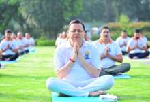 मुख्यमंत्री आवास में योगाभ्यास, सीएम धामी ने दिया दैनिक जीवन में योग अपनाने का संदेश