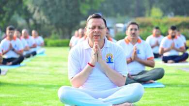 मुख्यमंत्री आवास में योगाभ्यास, सीएम धामी ने दिया दैनिक जीवन में योग अपनाने का संदेश