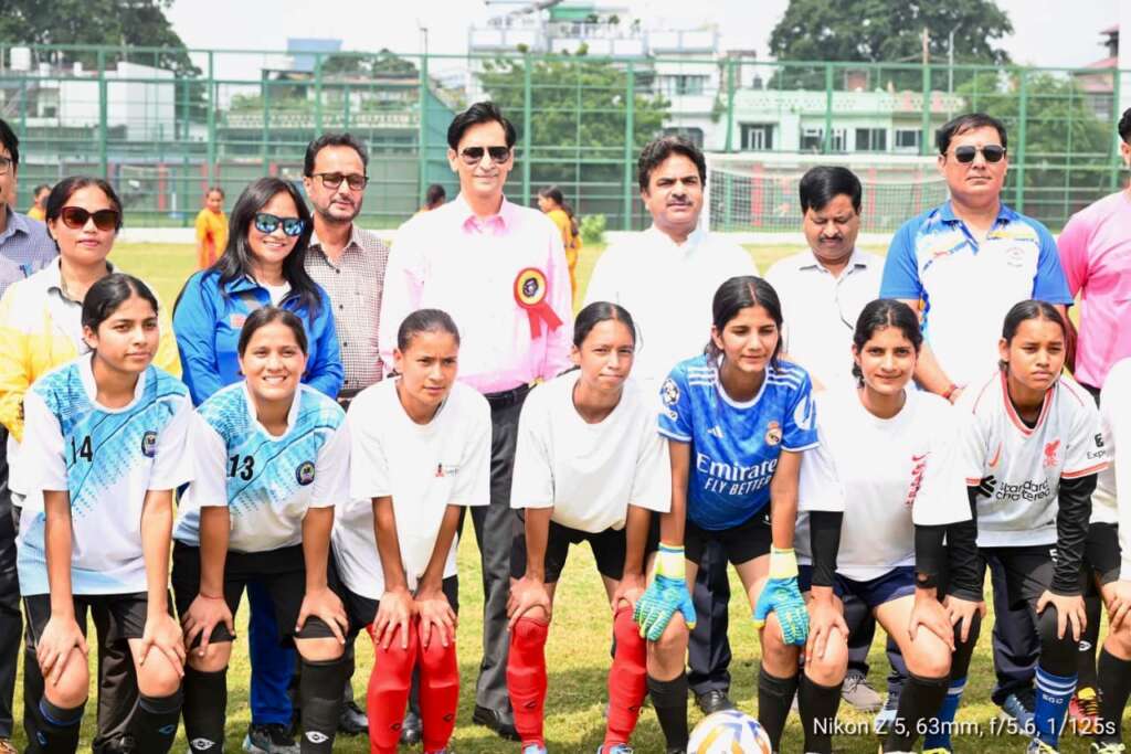 हल्द्वानी: राज्य स्तरीय विद्यालयी फुटबॉल प्रतियोगिता का आयुक्त दीपक रावत ने किया शुभारंभ