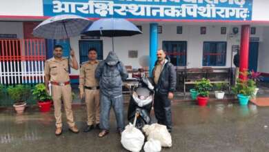भारी बारिश के रेड अलर्ट में शराब तस्कर रेड हैंडेड गिरफ्तार