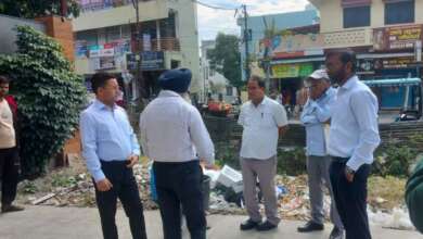 हल्द्वानी: पिछौड़ा हाइट्स में फैली गंदगी पर निगम की बड़ी कार्रवाई, नगर आयुक्त ने मौके पर ठोका जुर्माना