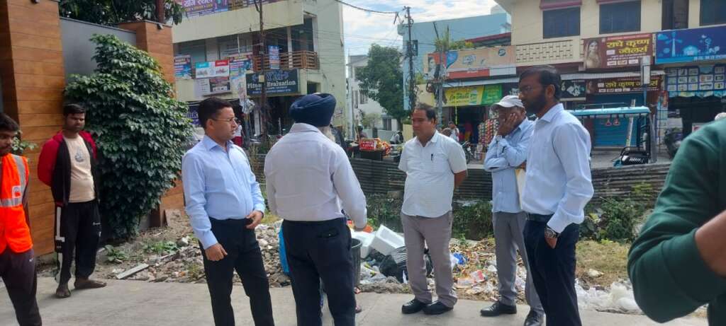 हल्द्वानी: पिछौड़ा हाइट्स में फैली गंदगी पर निगम की बड़ी कार्रवाई, नगर आयुक्त ने मौके पर ठोका जुर्माना