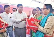 उत्तराखण्ड राज्य के 25 वर्ष पूर्ण होने के उपलक्ष्य में सूचना एवं लोक सम्पर्क विभाग द्वारा हरिद्वार में आयोजित तीन दिवसीय देवभूमि रजत उत्सव कार्यक्रम का शुभारम्भ राज्यसभा सांसद श्री नरेश बंसल ने दीप जलाकर किया। कार्यक्रम को सम्बोधित करते हुए सांसद श्री नरेश बंसल ने कहा कि राज्य आंदोलनकरियों के संघर्ष एवं बलिदान से उत्तराखण्ड राज्य हमें प्राप्त हुआ है तथा आज बड़े हर्ष का विषय है कि उत्तराखण्ड राज्य अपने 25 वर्ष 09 नवम्बर को पूर्ण कर रहा है। इन 25 वर्षों में राज्य ने कई उच्च मुकाम हासिल किए है। उन्होंने कहा कि देश के प्रधानमंत्री श्री नरेन्द्र मोदी एवं मुख्यमंत्री श्री पुष्कर सिंह धामी के कुशल नेतृत्व में प्रदेश निरन्तर विकास के पथ पर अग्रसर है। सांसद ने कहा कि आज उत्तराखण्ड भारत के अग्रणीय राज्यों में शामिल हो गया है। राज्य के गठन के बाद प्रदेश ने शिक्षा, सड़क, स्वास्थ्य और रोजगार के क्षेत्र में उच्च मुकाम हासिल किया है। उन्होंने कहा कि मुख्यमंत्री श्री पुष्कर सिंह धामी के कुशल नेतृत्व में विगत चार वर्षों में 25 हजार से अधिक बेरोजगार युवाओं को नौकरियां उपलब्ध करायी गयी है। हिमालयी राज्यों में वित्तीय प्रबन्धन में राज्य ने दूसरा स्थान प्राप्त किया है। प्रति व्यक्ति आय में वृद्वि हुई है। उन्होंने कहा कि आज उत्तराखण्ड हर क्षेत्र में बेहतर ढंग से कार्य करते हुए विकास के आयाम की ऊंचाइयों को छू रहा है। उन्होंने कहा कि आदरणीय प्रधानमंत्री का कहना है कि तीसरा दशक उत्तराखण्ड का होगा। सांसद ने कहा कि राज्य में गरीबी दर 4% कम हुई है और राज्य में रिवर्स पलायन हुआ है। उन्होंने कहा कि खनन नीति में केंद्र ने राज्य की प्रशंसा की है। राज्य ने इसके लिए ₹100 करोड़ का पुरस्कार भी प्राप्त किया है। इस अवसर पर राज्य सभा सांसद द्वारा डिजिटल प्रर्दशनी का शुभारंभ किया तथा राज्य सरकार एवं केंद्र सरकार द्वारा संचालित जनकल्याणकारी योजनाओं के प्रर्दशनी स्टॉलों का भी अवलोकन किया। इस अवसर पर अतिथियों द्वारा उत्तराखण्ड राज्य आंदोलन में शामिल हुए आंदोलनकारियों को भी सम्मानित किया गया। जिसमें जगत सिंह रावत, जसवंत सिंह बिष्ट, भोपाल सिंह बिष्ट, अंजू उप्रेती, बीना नौटियाल, आशु बत्तर्वाल, भगवान जोशी, सुरेन्द्र सैनी, मदन गौड़, आंनद सैनी, साकेत वशिष्ठ, भीम सिंह रावत, रोहित तथा विष्णु दत्त सेमवाल आदि शामिल हैं। इस अवसर पर विधायक श्री आदेश चौहान, दायित्वधारी श्री श्यामवीर सैनी, श्री शोभाराम प्रजापति, मेयर किरन जैसल, पूर्व कैबिनेट मंत्री स्वामी यतीश्वरानंद, नगर पालिकाध्यक्ष श्री राजीव शर्मा, गढ़वाल कमिश्नर श्री विनय शंकर पाण्डे, महानिदेशक सूचना एवं अपर सचिव मुख्यमंत्री श्री बंशीधर तिवारी, आईजी गढ़वाल श्री राजीव स्वरूप, जिलाधिकारी श्री मयूर दीक्षित, एसएसपी श्री प्रमेंद्र सिंह डोबाल, जिलाध्यक्ष भाजपा श्री आशुतोष शर्मा सहित अन्य जनप्रतिनिधि, अधिकारी, जनता व विभिन्न स्कूलों के छात्र–छात्राएं मौजूद रहे।