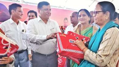 उत्तराखण्ड राज्य के 25 वर्ष पूर्ण होने के उपलक्ष्य में सूचना एवं लोक सम्पर्क विभाग द्वारा हरिद्वार में आयोजित तीन दिवसीय देवभूमि रजत उत्सव कार्यक्रम का शुभारम्भ राज्यसभा सांसद श्री नरेश बंसल ने दीप जलाकर किया। कार्यक्रम को सम्बोधित करते हुए सांसद श्री नरेश बंसल ने कहा कि राज्य आंदोलनकरियों के संघर्ष एवं बलिदान से उत्तराखण्ड राज्य हमें प्राप्त हुआ है तथा आज बड़े हर्ष का विषय है कि उत्तराखण्ड राज्य अपने 25 वर्ष 09 नवम्बर को पूर्ण कर रहा है। इन 25 वर्षों में राज्य ने कई उच्च मुकाम हासिल किए है। उन्होंने कहा कि देश के प्रधानमंत्री श्री नरेन्द्र मोदी एवं मुख्यमंत्री श्री पुष्कर सिंह धामी के कुशल नेतृत्व में प्रदेश निरन्तर विकास के पथ पर अग्रसर है। सांसद ने कहा कि आज उत्तराखण्ड भारत के अग्रणीय राज्यों में शामिल हो गया है। राज्य के गठन के बाद प्रदेश ने शिक्षा, सड़क, स्वास्थ्य और रोजगार के क्षेत्र में उच्च मुकाम हासिल किया है। उन्होंने कहा कि मुख्यमंत्री श्री पुष्कर सिंह धामी के कुशल नेतृत्व में विगत चार वर्षों में 25 हजार से अधिक बेरोजगार युवाओं को नौकरियां उपलब्ध करायी गयी है। हिमालयी राज्यों में वित्तीय प्रबन्धन में राज्य ने दूसरा स्थान प्राप्त किया है। प्रति व्यक्ति आय में वृद्वि हुई है। उन्होंने कहा कि आज उत्तराखण्ड हर क्षेत्र में बेहतर ढंग से कार्य करते हुए विकास के आयाम की ऊंचाइयों को छू रहा है। उन्होंने कहा कि आदरणीय प्रधानमंत्री का कहना है कि तीसरा दशक उत्तराखण्ड का होगा। सांसद ने कहा कि राज्य में गरीबी दर 4% कम हुई है और राज्य में रिवर्स पलायन हुआ है। उन्होंने कहा कि खनन नीति में केंद्र ने राज्य की प्रशंसा की है। राज्य ने इसके लिए ₹100 करोड़ का पुरस्कार भी प्राप्त किया है। इस अवसर पर राज्य सभा सांसद द्वारा डिजिटल प्रर्दशनी का शुभारंभ किया तथा राज्य सरकार एवं केंद्र सरकार द्वारा संचालित जनकल्याणकारी योजनाओं के प्रर्दशनी स्टॉलों का भी अवलोकन किया। इस अवसर पर अतिथियों द्वारा उत्तराखण्ड राज्य आंदोलन में शामिल हुए आंदोलनकारियों को भी सम्मानित किया गया। जिसमें जगत सिंह रावत, जसवंत सिंह बिष्ट, भोपाल सिंह बिष्ट, अंजू उप्रेती, बीना नौटियाल, आशु बत्तर्वाल, भगवान जोशी, सुरेन्द्र सैनी, मदन गौड़, आंनद सैनी, साकेत वशिष्ठ, भीम सिंह रावत, रोहित तथा विष्णु दत्त सेमवाल आदि शामिल हैं। इस अवसर पर विधायक श्री आदेश चौहान, दायित्वधारी श्री श्यामवीर सैनी, श्री शोभाराम प्रजापति, मेयर किरन जैसल, पूर्व कैबिनेट मंत्री स्वामी यतीश्वरानंद, नगर पालिकाध्यक्ष श्री राजीव शर्मा, गढ़वाल कमिश्नर श्री विनय शंकर पाण्डे, महानिदेशक सूचना एवं अपर सचिव मुख्यमंत्री श्री बंशीधर तिवारी, आईजी गढ़वाल श्री राजीव स्वरूप, जिलाधिकारी श्री मयूर दीक्षित, एसएसपी श्री प्रमेंद्र सिंह डोबाल, जिलाध्यक्ष भाजपा श्री आशुतोष शर्मा सहित अन्य जनप्रतिनिधि, अधिकारी, जनता व विभिन्न स्कूलों के छात्र–छात्राएं मौजूद रहे।