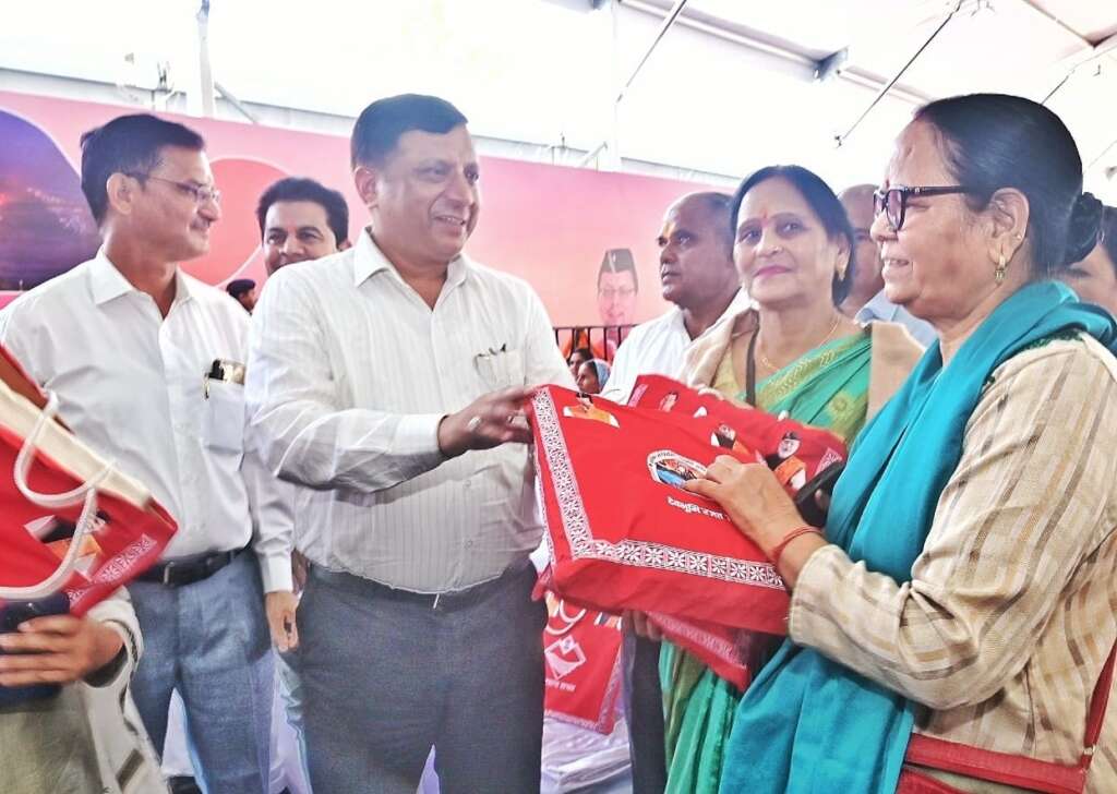 उत्तराखण्ड राज्य के 25 वर्ष पूर्ण होने के उपलक्ष्य में सूचना एवं लोक सम्पर्क विभाग द्वारा हरिद्वार में आयोजित तीन दिवसीय देवभूमि रजत उत्सव कार्यक्रम का शुभारम्भ राज्यसभा सांसद श्री नरेश बंसल ने दीप जलाकर किया। कार्यक्रम को सम्बोधित करते हुए सांसद श्री नरेश बंसल ने कहा कि राज्य आंदोलनकरियों के संघर्ष एवं बलिदान से उत्तराखण्ड राज्य हमें प्राप्त हुआ है तथा आज बड़े हर्ष का विषय है कि उत्तराखण्ड राज्य अपने 25 वर्ष 09 नवम्बर को पूर्ण कर रहा है। इन 25 वर्षों में राज्य ने कई उच्च मुकाम हासिल किए है। उन्होंने कहा कि देश के प्रधानमंत्री श्री नरेन्द्र मोदी एवं मुख्यमंत्री श्री पुष्कर सिंह धामी के कुशल नेतृत्व में प्रदेश निरन्तर विकास के पथ पर अग्रसर है। सांसद ने कहा कि आज उत्तराखण्ड भारत के अग्रणीय राज्यों में शामिल हो गया है। राज्य के गठन के बाद प्रदेश ने शिक्षा, सड़क, स्वास्थ्य और रोजगार के क्षेत्र में उच्च मुकाम हासिल किया है। उन्होंने कहा कि मुख्यमंत्री श्री पुष्कर सिंह धामी के कुशल नेतृत्व में विगत चार वर्षों में 25 हजार से अधिक बेरोजगार युवाओं को नौकरियां उपलब्ध करायी गयी है। हिमालयी राज्यों में वित्तीय प्रबन्धन में राज्य ने दूसरा स्थान प्राप्त किया है। प्रति व्यक्ति आय में वृद्वि हुई है। उन्होंने कहा कि आज उत्तराखण्ड हर क्षेत्र में बेहतर ढंग से कार्य करते हुए विकास के आयाम की ऊंचाइयों को छू रहा है। उन्होंने कहा कि आदरणीय प्रधानमंत्री का कहना है कि तीसरा दशक उत्तराखण्ड का होगा। सांसद ने कहा कि राज्य में गरीबी दर 4% कम हुई है और राज्य में रिवर्स पलायन हुआ है। उन्होंने कहा कि खनन नीति में केंद्र ने राज्य की प्रशंसा की है। राज्य ने इसके लिए ₹100 करोड़ का पुरस्कार भी प्राप्त किया है। इस अवसर पर राज्य सभा सांसद द्वारा डिजिटल प्रर्दशनी का शुभारंभ किया तथा राज्य सरकार एवं केंद्र सरकार द्वारा संचालित जनकल्याणकारी योजनाओं के प्रर्दशनी स्टॉलों का भी अवलोकन किया। इस अवसर पर अतिथियों द्वारा उत्तराखण्ड राज्य आंदोलन में शामिल हुए आंदोलनकारियों को भी सम्मानित किया गया। जिसमें जगत सिंह रावत, जसवंत सिंह बिष्ट, भोपाल सिंह बिष्ट, अंजू उप्रेती, बीना नौटियाल, आशु बत्तर्वाल, भगवान जोशी, सुरेन्द्र सैनी, मदन गौड़, आंनद सैनी, साकेत वशिष्ठ, भीम सिंह रावत, रोहित तथा विष्णु दत्त सेमवाल आदि शामिल हैं। इस अवसर पर विधायक श्री आदेश चौहान, दायित्वधारी श्री श्यामवीर सैनी, श्री शोभाराम प्रजापति, मेयर किरन जैसल, पूर्व कैबिनेट मंत्री स्वामी यतीश्वरानंद, नगर पालिकाध्यक्ष श्री राजीव शर्मा, गढ़वाल कमिश्नर श्री विनय शंकर पाण्डे, महानिदेशक सूचना एवं अपर सचिव मुख्यमंत्री श्री बंशीधर तिवारी, आईजी गढ़वाल श्री राजीव स्वरूप, जिलाधिकारी श्री मयूर दीक्षित, एसएसपी श्री प्रमेंद्र सिंह डोबाल, जिलाध्यक्ष भाजपा श्री आशुतोष शर्मा सहित अन्य जनप्रतिनिधि, अधिकारी, जनता व विभिन्न स्कूलों के छात्र–छात्राएं मौजूद रहे।