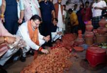 मुख्यमंत्री धामी ने दीये खरीदकर दिया ‘वोकल फॉर लोकल’ का संदेश