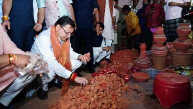 मुख्यमंत्री धामी ने दीये खरीदकर दिया ‘वोकल फॉर लोकल’ का संदेश