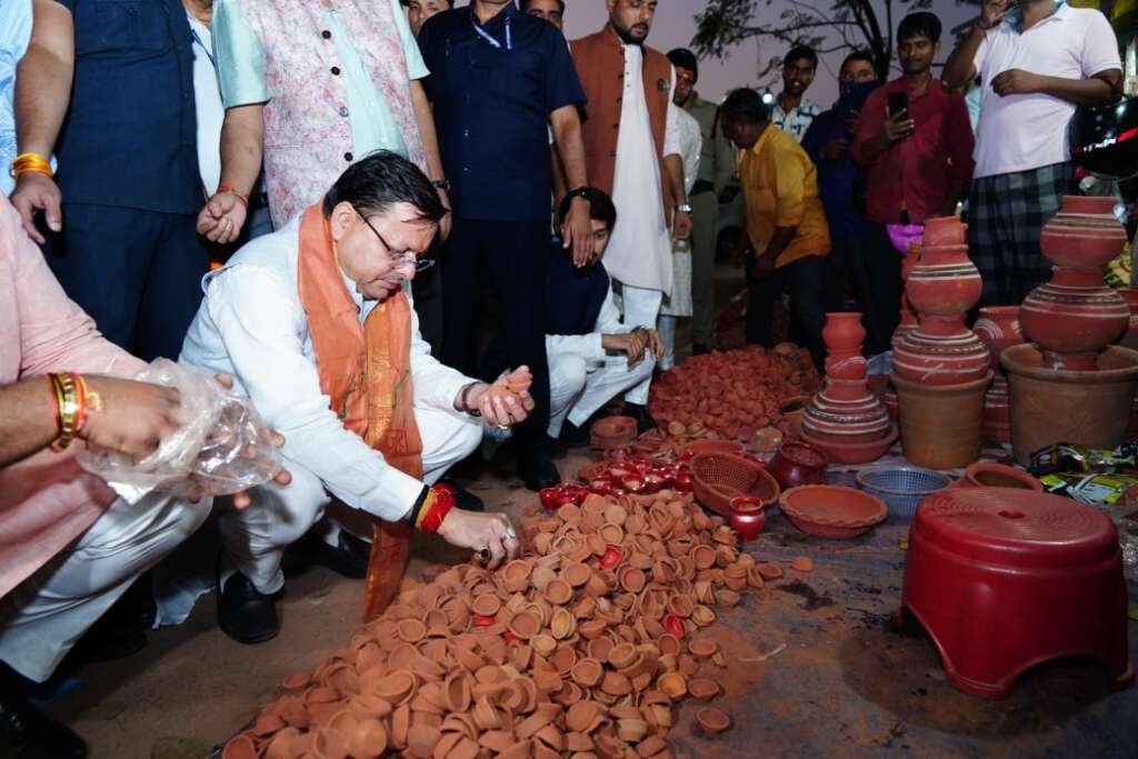 मुख्यमंत्री धामी ने दीये खरीदकर दिया ‘वोकल फॉर लोकल’ का संदेश