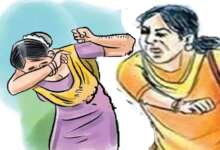 अल्मोड़ा। सरकारी स्कूल में सोमवार को उस वक्त हड़कंप मच गया जब एक महिला अचानक स्कूल पहुंची और अपने शिक्षक पति के साथ तैनात एक महिला टीचर की सबके सामने जमकर पिटाई कर दी। बताया जा रहा है कि महिला को दोनों के बीच ’अवैध संबंधों’ का शक था। मूल रूप से हल्द्वानी की रहने वाली महिला का कहना है कि उसके पति और प्रशिक्षु शिक्षिका के बीच पिछले कुछ महीनों से नजदीकियां बढ़ गई थीं। शक पक्का होने पर सोमवार को वह बिना बताए पति के स्कूल पहुंच गई कृ और जैसे ही उसने दोनों को साथ बैठे देखा, उसका गुस्सा फट पड़ा! गुस्साई पत्नी ने पहले पति की चप्पल से जमकर खबर ली और फिर प्रशिक्षु शिक्षिका पर भी हाथ छोड़ दिए। देखते ही देखते स्कूल में हंगामा मच गया, बच्चे और स्टाफ स्तब्ध रह गए। किसी तरह स्टाफ ने बीच-बचाव किया, लेकिन तब तक मामला सुर्खियों में आ चुका था। महिला का आरोप है कि उसने पहले भी ’मुख्य शिक्षा अधिकारी (सीईओ)’ से कई बार शिकायत की थी, लेकिन कोई कार्रवाई नहीं हुई। महिला ने कहा, “मेरे दो बच्चे हैं, पति मुझे और बच्चों को मानसिक रूप से परेशान करता है। उसके व्हाट्सएप चौट्स से सब कुछ साफ हो गया।” अब महिला ने दोबारा सीईओ को शिकायत देकर आशंका जताई है कि पति और प्रशिक्षु शिक्षिका उसके व बच्चों के साथ कोई अनहोनी कर सकते हैं। इधर, स्कूल में घटी इस घटना से अभिभावक भी भड़क गए हैं। उनका कहना है कि ऐसी घटनाएं बच्चों के सामने शर्मनाक माहौल पैदा करती हैं। उन्होंने मांग की है कि ’विद्यालय के सीसीटीवी फुटेज’ जांचे जाएं और जिम्मेदारों पर सख्त कार्रवाई हो।
