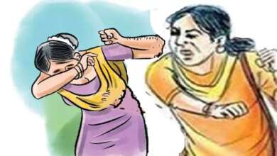 अल्मोड़ा। सरकारी स्कूल में सोमवार को उस वक्त हड़कंप मच गया जब एक महिला अचानक स्कूल पहुंची और अपने शिक्षक पति के साथ तैनात एक महिला टीचर की सबके सामने जमकर पिटाई कर दी। बताया जा रहा है कि महिला को दोनों के बीच ’अवैध संबंधों’ का शक था। मूल रूप से हल्द्वानी की रहने वाली महिला का कहना है कि उसके पति और प्रशिक्षु शिक्षिका के बीच पिछले कुछ महीनों से नजदीकियां बढ़ गई थीं। शक पक्का होने पर सोमवार को वह बिना बताए पति के स्कूल पहुंच गई कृ और जैसे ही उसने दोनों को साथ बैठे देखा, उसका गुस्सा फट पड़ा! गुस्साई पत्नी ने पहले पति की चप्पल से जमकर खबर ली और फिर प्रशिक्षु शिक्षिका पर भी हाथ छोड़ दिए। देखते ही देखते स्कूल में हंगामा मच गया, बच्चे और स्टाफ स्तब्ध रह गए। किसी तरह स्टाफ ने बीच-बचाव किया, लेकिन तब तक मामला सुर्खियों में आ चुका था। महिला का आरोप है कि उसने पहले भी ’मुख्य शिक्षा अधिकारी (सीईओ)’ से कई बार शिकायत की थी, लेकिन कोई कार्रवाई नहीं हुई। महिला ने कहा, “मेरे दो बच्चे हैं, पति मुझे और बच्चों को मानसिक रूप से परेशान करता है। उसके व्हाट्सएप चौट्स से सब कुछ साफ हो गया।” अब महिला ने दोबारा सीईओ को शिकायत देकर आशंका जताई है कि पति और प्रशिक्षु शिक्षिका उसके व बच्चों के साथ कोई अनहोनी कर सकते हैं। इधर, स्कूल में घटी इस घटना से अभिभावक भी भड़क गए हैं। उनका कहना है कि ऐसी घटनाएं बच्चों के सामने शर्मनाक माहौल पैदा करती हैं। उन्होंने मांग की है कि ’विद्यालय के सीसीटीवी फुटेज’ जांचे जाएं और जिम्मेदारों पर सख्त कार्रवाई हो।