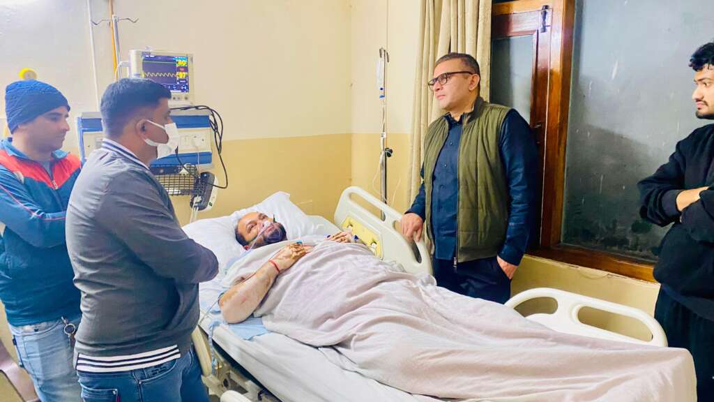 हल्द्वानी: विधायक सुमित हृदयेश ने की पत्रकार दीपक अधिकारी पर हमले की निंदा, हॉस्पिटल पहुंचकर जाना हालचाल