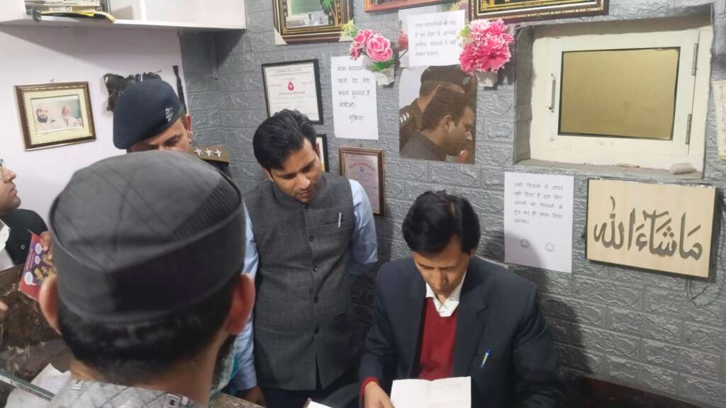 हल्द्वानीः(बड़ी खबर)-बरेली के रईस अहमद का बना दिया स्थायी निवास, कमीश्नर दीपक रावत कर दिया भंडाफोड़