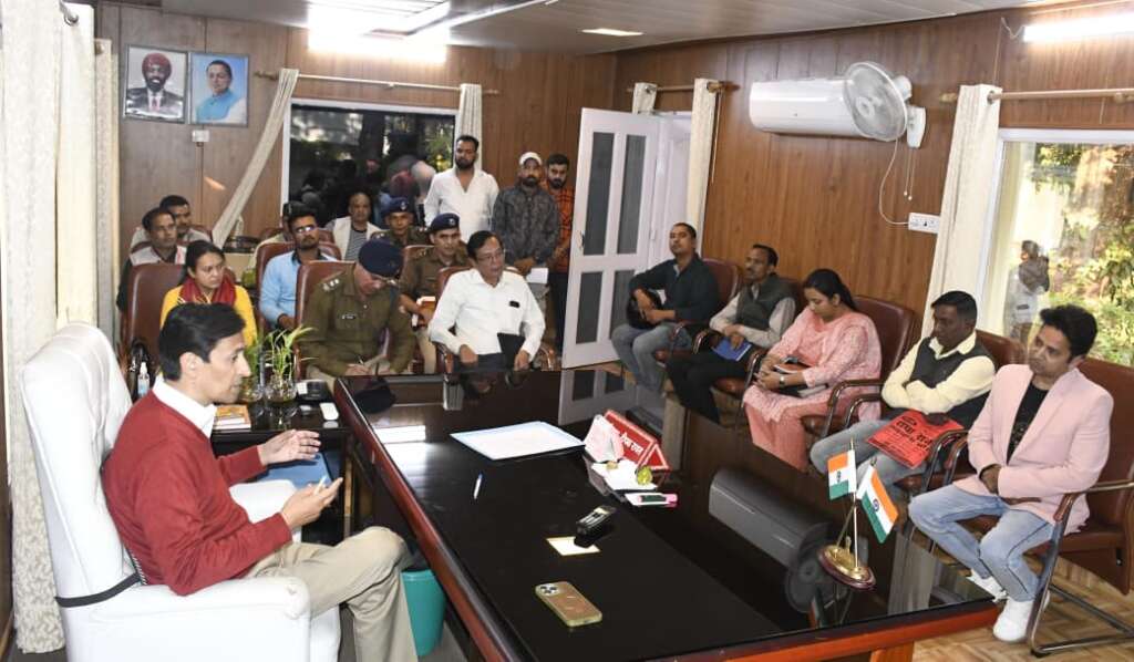 हल्द्वानी: आयुक्त दीपक रावत की सख़्ती, लापरवाही पर नाराज़गी