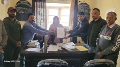 अल्मोड़ाः सोमेश्वर में पागल कुत्ते का आतंक, जिला पंचायत अध्यक्ष कुंदन भंडारी के नेतृत्व में सौंपा ज्ञापन