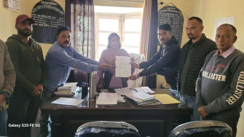 अल्मोड़ाः सोमेश्वर में पागल कुत्ते का आतंक, जिला पंचायत अध्यक्ष कुंदन भंडारी के नेतृत्व में सौंपा ज्ञापन