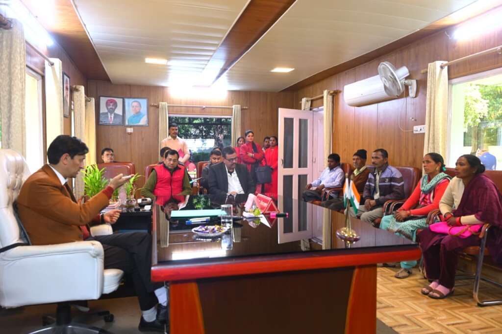 हल्द्वानी: कमिश्नर दीपक रावत ने फरियादियों को दिलाई राहत, अधिकारियों को दिए कड़े निर्देश