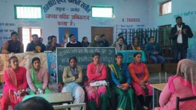 बैठक में क्षेत्र पंचायत सदस्य हेमंत कुमार, पूर्व छात्र संघ अध्यक्ष ललित कुमार, सामाजिक कार्यकर्ता एवं एनजीओ प्रतिनिधि शंकर मेहरा, स्कूल स्टाफ, अभिभावक, पूर्व छात्र और स्थानीय जनप्रतिनिधि उपस्थित रहे। सभी ने मिलकर विद्यालय विकास से जुड़े मुद्दों पर विस्तारपूर्वक चर्चा की।