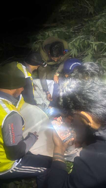 कैंची धाम से लौट रहे पर्यटकों का वाहन खाई में गिरा, दो की मौत, 16 घायल