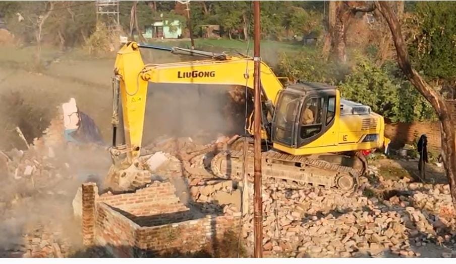 रामनगर: (वीडियो)-पुछड़ी में चला बुलडोज़र, अतिक्रमण हटते ही गाड़े गए पिलर