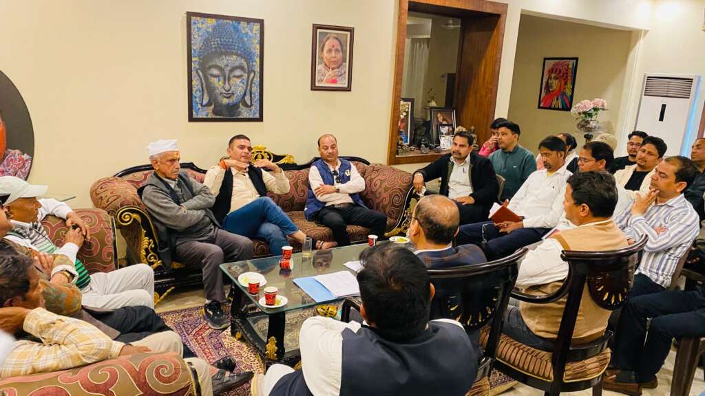 हल्द्वानी विधानसभा क्षेत्र के विधायक श्री सुमित हृदयेश ने अपने आवास पर Uttarakhand State Development and Urban Development Authority (USDDA) के निदेशक आदरणीय श्री कुलदीप सिंह के साथ एक महत्वपूर्ण बैठक आयोजित की। बैठक में हल्द्वानी विधानसभा क्षेत्र में नव-संलग्न वार्ड संख्या 34, 35, 36, 37, 48, 49 एवं 50 के सम्मानित स्थानीयजन बड़ी संख्या में उपस्थित रहे। बैठक के दौरान क्षेत्रवासियों ने अपने-अपने वार्डों से संबंधित विभिन्न समस्याओं को प्रमुखता से उठाया। इनमें अधूरे पड़े विकास कार्य, पेयजल एवं सड़क जैसी मूलभूत सुविधाओं की कमी, जलनिकासी व्यवस्था की दिक्कतें, स्ट्रीट लाइट, सीवर व्यवस्था तथा अन्य नागरिक सुविधाओं से जुड़ी समस्याएं शामिल रहीं। स्थानीय नागरिकों ने दैनिक जीवन में आ रही कठिनाइयों को विस्तारपूर्वक विधायक एवं अधिकारियों के समक्ष रखा। विधायक श्री सुमित हृदयेश ने सभी समस्याओं को गंभीरता से सुनते हुए संबंधित विषयों पर विस्तारपूर्वक चर्चा की तथा अधिकारियों को निर्देशित किया कि जनहित से जुड़े सभी मुद्दों पर प्राथमिकता के आधार पर कार्यवाही सुनिश्चित की जाए। उन्होंने USDDA के निदेशक श्री कुलदीप सिंह से कहा कि लंबित एवं अधूरे विकास कार्यों को शीघ्र गति प्रदान की जाए तथा प्रत्येक वार्ड में मूलभूत सुविधाओं की उपलब्धता सुनिश्चित की जाए। श्री सुमित हृदयेश ने कहा कि हल्द्वानी विधानसभा क्षेत्र के प्रत्येक वार्ड का संतुलित एवं समुचित विकास उनकी प्राथमिकता है। विधायक सुमित हृदयेश ने कहा कि क्षेत्र की जनता का विश्वास ही उनकी सबसे बड़ी शक्ति है और वे जनता की अपेक्षाओं पर खरा उतरने के लिए पूर्ण रूप से प्रतिबद्ध हैं। इस दौरान मौजूद महेशानन्द, शंकर लाल कमाण्डो, ऋशु, जगदीश भारती, खीमानन्द पांडे, लक्ष्मीकान्त, संजू उप्रेती, मन्नू गोस्वामी, बच्ची सिंह बोरा, महेन्द्र सिंह, जीवन गिरी गोस्वामी, एन.बी. गुणवन्त, नवीन पांडेय, विनोद दानी, मुकुल बल्यूटिया, वीर सिंह बिष्ट, राजू पाण्डे, बसन्त बल्लभ जोशी, दीपक जोशी, एल.एस. अधिकारी, नरेन्द्र मठपाल, मोहन पाण्डे, दीप चन्द्र जोशी, श्री विनोद दानी, श्री हेम पाण्डे, श्री मोहित सुयाल, लाल सिंह पवार, संजय जोशी मौजूद रहे।tytrytr