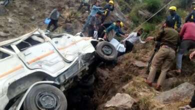 कपकोट में दर्दनाक सड़क हादसा, बोलेरो खाई में गिरी, दो महिलाओं की मौत, पांच घायल