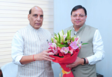 **📰 रक्षा मंत्री व मुख्यमंत्री का नैनीताल-हल्द्वानी दौरा, तैयारियां तेज** **नैनीताल, 19 मार्च 2026 (सूवि)।** जनपद नैनीताल में वीआईपी दौरे को लेकर प्रशासन पूरी तरह अलर्ट मोड में है। जिलाधिकारी नैनीताल ललित मोहन रयाल ने जानकारी देते हुए बताया कि Rajnath Singh 21 मार्च 2026 को एक दिवसीय नैनीताल दौरे पर पहुंचेंगे। निर्धारित कार्यक्रम के अनुसार रक्षा मंत्री त्रिशूल एयर फोर्स स्टेशन, बरेली से प्रस्थान कर पूर्वाह्न 11:15 बजे घोड़ाखाल हेलीपैड पहुंचेंगे। इसके बाद वे Sainik School Ghorakhal में हीरक जयंती समारोह में प्रतिभाग करेंगे। कार्यक्रम के पश्चात वे अपराह्न 01:10 बजे घोड़ाखाल से रवाना होकर 1:30 बजे आर्मी हेलीपैड हल्द्वानी पहुंचेंगे और वहां से एमबी इंटर कॉलेज मैदान में उत्तराखंड सरकार के चार वर्ष पूर्ण होने के उपलक्ष्य में आयोजित जनसभा को संबोधित करेंगे। इसके बाद रक्षा मंत्री अपराह्न 03:25 बजे बरेली के लिए प्रस्थान करेंगे। वहीं, Pushkar Singh Dhami 20 मार्च 2026 को एक दिवसीय जनपद भ्रमण पर रहेंगे। मुख्यमंत्री देवीधुरा (चंपावत) से प्रस्थान कर अपराह्न 3:15 बजे गोलापार हेलीपैड, हल्द्वानी पहुंचेंगे। इसके पश्चात वे सर्किट हाउस हल्द्वानी में 3:30 बजे से रक्षा मंत्री के प्रस्तावित दौरे की तैयारियों को लेकर समीक्षा बैठक करेंगे तथा स्थलीय निरीक्षण भी करेंगे। प्रशासन द्वारा दोनों वीआईपी कार्यक्रमों को लेकर सभी आवश्यक तैयारियां तेजी से पूरी की जा रही हैं।