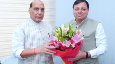 **📰 रक्षा मंत्री व मुख्यमंत्री का नैनीताल-हल्द्वानी दौरा, तैयारियां तेज** **नैनीताल, 19 मार्च 2026 (सूवि)।** जनपद नैनीताल में वीआईपी दौरे को लेकर प्रशासन पूरी तरह अलर्ट मोड में है। जिलाधिकारी नैनीताल ललित मोहन रयाल ने जानकारी देते हुए बताया कि Rajnath Singh 21 मार्च 2026 को एक दिवसीय नैनीताल दौरे पर पहुंचेंगे। निर्धारित कार्यक्रम के अनुसार रक्षा मंत्री त्रिशूल एयर फोर्स स्टेशन, बरेली से प्रस्थान कर पूर्वाह्न 11:15 बजे घोड़ाखाल हेलीपैड पहुंचेंगे। इसके बाद वे Sainik School Ghorakhal में हीरक जयंती समारोह में प्रतिभाग करेंगे। कार्यक्रम के पश्चात वे अपराह्न 01:10 बजे घोड़ाखाल से रवाना होकर 1:30 बजे आर्मी हेलीपैड हल्द्वानी पहुंचेंगे और वहां से एमबी इंटर कॉलेज मैदान में उत्तराखंड सरकार के चार वर्ष पूर्ण होने के उपलक्ष्य में आयोजित जनसभा को संबोधित करेंगे। इसके बाद रक्षा मंत्री अपराह्न 03:25 बजे बरेली के लिए प्रस्थान करेंगे। वहीं, Pushkar Singh Dhami 20 मार्च 2026 को एक दिवसीय जनपद भ्रमण पर रहेंगे। मुख्यमंत्री देवीधुरा (चंपावत) से प्रस्थान कर अपराह्न 3:15 बजे गोलापार हेलीपैड, हल्द्वानी पहुंचेंगे। इसके पश्चात वे सर्किट हाउस हल्द्वानी में 3:30 बजे से रक्षा मंत्री के प्रस्तावित दौरे की तैयारियों को लेकर समीक्षा बैठक करेंगे तथा स्थलीय निरीक्षण भी करेंगे। प्रशासन द्वारा दोनों वीआईपी कार्यक्रमों को लेकर सभी आवश्यक तैयारियां तेजी से पूरी की जा रही हैं।