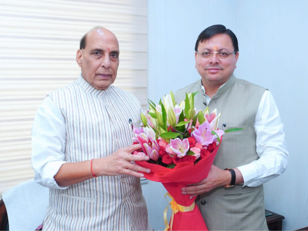 **📰 रक्षा मंत्री व मुख्यमंत्री का नैनीताल-हल्द्वानी दौरा, तैयारियां तेज** **नैनीताल, 19 मार्च 2026 (सूवि)।** जनपद नैनीताल में वीआईपी दौरे को लेकर प्रशासन पूरी तरह अलर्ट मोड में है। जिलाधिकारी नैनीताल ललित मोहन रयाल ने जानकारी देते हुए बताया कि Rajnath Singh 21 मार्च 2026 को एक दिवसीय नैनीताल दौरे पर पहुंचेंगे। निर्धारित कार्यक्रम के अनुसार रक्षा मंत्री त्रिशूल एयर फोर्स स्टेशन, बरेली से प्रस्थान कर पूर्वाह्न 11:15 बजे घोड़ाखाल हेलीपैड पहुंचेंगे। इसके बाद वे Sainik School Ghorakhal में हीरक जयंती समारोह में प्रतिभाग करेंगे। कार्यक्रम के पश्चात वे अपराह्न 01:10 बजे घोड़ाखाल से रवाना होकर 1:30 बजे आर्मी हेलीपैड हल्द्वानी पहुंचेंगे और वहां से एमबी इंटर कॉलेज मैदान में उत्तराखंड सरकार के चार वर्ष पूर्ण होने के उपलक्ष्य में आयोजित जनसभा को संबोधित करेंगे। इसके बाद रक्षा मंत्री अपराह्न 03:25 बजे बरेली के लिए प्रस्थान करेंगे। वहीं, Pushkar Singh Dhami 20 मार्च 2026 को एक दिवसीय जनपद भ्रमण पर रहेंगे। मुख्यमंत्री देवीधुरा (चंपावत) से प्रस्थान कर अपराह्न 3:15 बजे गोलापार हेलीपैड, हल्द्वानी पहुंचेंगे। इसके पश्चात वे सर्किट हाउस हल्द्वानी में 3:30 बजे से रक्षा मंत्री के प्रस्तावित दौरे की तैयारियों को लेकर समीक्षा बैठक करेंगे तथा स्थलीय निरीक्षण भी करेंगे। प्रशासन द्वारा दोनों वीआईपी कार्यक्रमों को लेकर सभी आवश्यक तैयारियां तेजी से पूरी की जा रही हैं।