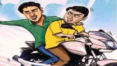 उत्तराखंडः चोर ले जा रहे थे बाइक, महिला बोली रूको, ये मोबाइल भी ले जाओ...