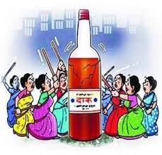 शराब के खिलाफ एकजुटता, महिलाओं ने बारातियों की शराब और बीयर की बोतलें फोड़ी