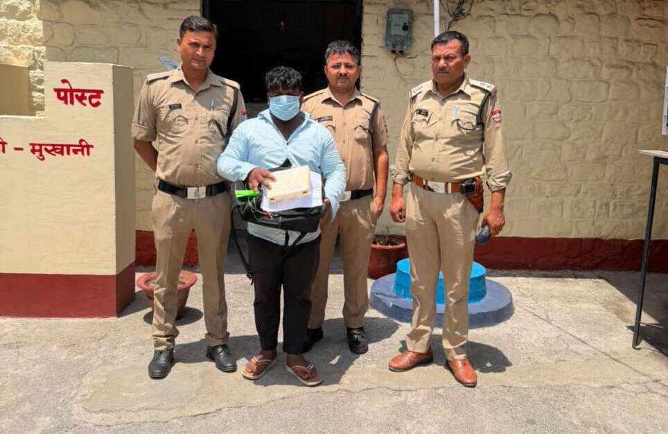 Crime, Haldwani Police, Mukhani Police, Gold Jewellery Theft, Fraud Case, Hypnotic Fraud, Senior Citizen Crime, Colonel Couple, Uttarakhand Crime News, Police Arrest, Gold Bangles Recovered, Bihar Accused, CCTV Investigation, SSP Nainital, Haldwani News, Crime Alert, Theft Gang, Jewellery Scam, Police Action, Uttarakhand Police