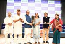 मुख्यमंत्री श्री पुष्कर सिंह धामी ने आज नैनीताल जनपद के भीमताल स्थित ग्राफिक एरा हिल यूनिवर्सिटी में नवनिर्मित अकादमिक ब्लॉक एवं आधुनिक ऑडिटोरियम का उद्घाटन किया। इस अवसर पर उन्होंने ग्राफिक एरा कौशल ज्योति योजना के अंतर्गत आर्थिक रूप से कमजोर एवं प्रतिभाशाली विद्यार्थियों के लिए निःशुल्क प्रोफेशनल पाठ्यक्रमों का शुभारंभ भी किया। साथ ही संस्थान के मेधावी छात्र-छात्राओं एवं ग्राफिक एरा कौशल छात्रवृत्ति योजना के अंतर्गत निःशुल्क सर्टिफिकेट कोर्स कर रहे विद्यार्थियों को सम्मानित किया। इस अवसर पर मुख्यमंत्री ने कहा कि उनके लिए यह अवसर विशेष महत्व का है, क्योंकि आज उत्तराखण्ड सरकार ने सेवा, सुशासन और विकास के पांच वर्ष सफलतापूर्वक पूर्ण किए हैं। उन्होंने कहा कि इन पांच वर्षों में राज्य सरकार ने शिक्षा, स्वास्थ्य, आधारभूत संरचना, रोजगार तथा युवाओं के सशक्तिकरण को सर्वोच्च प्राथमिकता देते हुए उत्तराखण्ड को विकास की नई ऊँचाइयों तक पहुँचाने का निरंतर प्रयास किया है। उन्होंने प्रदेशवासियों को विश्वास दिलाया कि सरकार भविष्य में भी इसी समर्पण के साथ कार्य करते हुए राज्य को विकास के नए आयामों तक ले जाएगी। मुख्यमंत्री ने कहा कि किसी भी राज्य का भविष्य उसकी सड़कों या इमारतों से नहीं, बल्कि उसके विद्यालयों, विश्वविद्यालयों और युवाओं के सपनों से तय होता है। उन्होंने कहा कि ग्राफिक एरा ने शिक्षा, शोध, नवाचार एवं कौशल विकास के क्षेत्र में जो पहचान बनाई है, वह केवल उत्तराखण्ड ही नहीं, बल्कि पूरे देश के लिए प्रेरणादायी है। उन्होंने कहा कि संस्थान ने यह सिद्ध किया है कि यदि संकल्प, गुणवत्ता और दूरदृष्टि का समन्वय हो, तो उत्तराखण्ड जैसा पर्वतीय राज्य भी विश्वस्तरीय शिक्षा का केंद्र बन सकता है। मुख्यमंत्री ने कहा कि संस्थान में निर्मित नया अकादमिक ब्लॉक एवं आधुनिक ऑडिटोरियम विद्यार्थियों को बेहतर शैक्षणिक वातावरण उपलब्ध कराने के साथ-साथ उनकी प्रतिभा को नई उड़ान देगा तथा शोध, नवाचार और रचनात्मक सोच को और अधिक गति प्रदान करेगा। उन्होंने कहा कि ग्राफिक एरा द्वारा भीमताल में परिसर की स्थापना कर गुणवत्तापूर्ण शिक्षा को पर्वतीय क्षेत्रों तक पहुँचाना संतुलित एवं समावेशी विकास का उत्कृष्ट उदाहरण है। मुख्यमंत्री ने आर्थिक रूप से कमजोर, लेकिन प्रतिभाशाली विद्यार्थियों के लिए निःशुल्क होटल मैनेजमेंट एवं इंजीनियरिंग डिप्लोमा पाठ्यक्रम प्रारम्भ किए जाने की सराहना करते हुए कहा कि शिक्षा तभी सार्थक है, जब उसका लाभ समाज के अंतिम व्यक्ति तक पहुँचे। उन्होंने कहा कि कुमाऊँ मंडल में ग्राफिक एरा मेडिकल कॉलेज एवं चिकित्सालय की स्थापना की दिशा में भी कार्य किया जा रहा है, जिससे क्षेत्र में गुणवत्तापूर्ण स्वास्थ्य सेवाएँ सुदृढ़ होंगी तथा युवाओं के लिए रोजगार और शिक्षा के नए अवसर सृजित होंगे। मुख्यमंत्री ने कहा कि राज्य सरकार उत्तराखण्ड को शिक्षा, नवाचार एवं अनुसंधान के क्षेत्र में देश के अग्रणी राज्यों में स्थापित करने के लिए निरंतर कार्य कर रही है। नई शिक्षा नीति के प्रभावी क्रियान्वयन के साथ विश्वविद्यालयों में आर्टिफिशियल इंटेलिजेंस, मशीन लर्निंग, डेटा साइंस तथा अन्य उभरती प्रौद्योगिकियों से जुड़े आधुनिक पाठ्यक्रमों को बढ़ावा दिया जा रहा है। उन्होंने कहा कि देहरादून में साइंस सिटी, हल्द्वानी में एस्ट्रो पार्क तथा अल्मोड़ा में साइंस सेंटर जैसे संस्थानों के माध्यम से राज्य में वैज्ञानिक सोच एवं अनुसंधान की संस्कृति को भी सशक्त किया जा रहा है। मुख्यमंत्री ने छात्र-छात्राओं को संबोधित करते हुए कहा कि वर्तमान समय में विश्व तेजी से बदल रहा है और नई तकनीकें निरंतर नए अवसर प्रदान कर रही हैं। उन्होंने कहा कि भविष्य में वही युवा सफल होगा, जो सीखने की क्षमता, नवाचार की सोच तथा बदलते वैश्विक परिदृश्य के अनुरूप स्वयं को ढालने का साहस रखेगा। उन्होंने विद्यार्थियों से केवल डिग्री प्राप्त करने तक स्वयं को सीमित न रखते हुए नेतृत्व क्षमता, नवाचार एवं सामाजिक उत्तरदायित्व की भावना विकसित करने का आह्वान किया। उन्होंने कहा कि राज्य .सरकार का प्रयास है कि उत्तराखण्ड का युवा केवल रोजगार खोजने वाला नहीं, बल्कि रोजगार सृजित करने वाला बने। इसी उद्देश्य से राज्य में स्टार्टअप, नवाचार एवं उद्यमिता को निरंतर प्रोत्साहित किया जा रहा है। मुख्यमंत्री ने कहा कि राज्य के युवाओं की प्रतिभा किसी भी नकल माफिया की भेंट न चढ़े, इसके लिए उत्तराखण्ड में देश का सबसे कठोर नकल विरोधी कानून लागू किया गया है। उन्होंने कहा कि इसका सकारात्मक परिणाम सामने आया है और पिछले पाँच वर्षों में 33 हजार से अधिक युवाओं को पूर्ण पारदर्शिता एवं निष्पक्षता के साथ सरकारी सेवाओं में नियुक्ति प्राप्त हुई है। इस अवसर पर धामी सरकार के पाँच वर्ष पूर्ण होने के उपलक्ष्य में ग्राफिक एरा परिवार की ओर से केक भी काटा गया। इस अवसर पर कैबिनेट मंत्री श्री राम सिंह कैड़ा, विधायक श्रीमती सरिता आर्या, विधायक श्री प्रताप सिंह बिष्ट, राज्य मंत्री (दर्जा प्राप्त) डॉ. अनिल कपूर डब्बू, श्री ध्रुव रौतेला, श्री शंकर कोरंगा, श्री दिनेश आर्या, श्रीमती शांति मेहरा, श्री हुकुम सिंह कुंवर, श्री देवेन्द्र सिंह ढेला, ब्लॉक प्रमुख श्री हरीश बिष्ट, जिलाधिकारी श्री ललित मोहन रयाल, वरिष्ठ पुलिस अधीक्षक डॉ. मंजूनाथ टी.सी., मुख्य विकास अधिकारी श्री अरविन्द कुमार पाण्डे, ग्राफिक एरा ग्रुप के चेयरमैन प्रो. कमल घनशाला, निदेशक श्री अनिल कुमार नायर, ओबीसी आयोग के सदस्य डॉ. ज़ेड. ए. वारसी, श्री प्रकाश आर्य सहित विभिन्न जनप्रतिनिधि, संस्थान के पदाधिकारी, शिक्षक एवं बड़ी संख्या में छात्र-छात्राएँ उपस्थित थे। See less