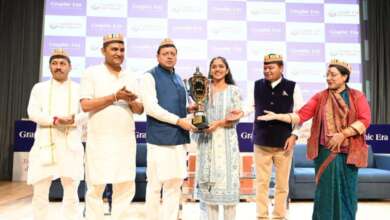 मुख्यमंत्री श्री पुष्कर सिंह धामी ने आज नैनीताल जनपद के भीमताल स्थित ग्राफिक एरा हिल यूनिवर्सिटी में नवनिर्मित अकादमिक ब्लॉक एवं आधुनिक ऑडिटोरियम का उद्घाटन किया। इस अवसर पर उन्होंने ग्राफिक एरा कौशल ज्योति योजना के अंतर्गत आर्थिक रूप से कमजोर एवं प्रतिभाशाली विद्यार्थियों के लिए निःशुल्क प्रोफेशनल पाठ्यक्रमों का शुभारंभ भी किया। साथ ही संस्थान के मेधावी छात्र-छात्राओं एवं ग्राफिक एरा कौशल छात्रवृत्ति योजना के अंतर्गत निःशुल्क सर्टिफिकेट कोर्स कर रहे विद्यार्थियों को सम्मानित किया। इस अवसर पर मुख्यमंत्री ने कहा कि उनके लिए यह अवसर विशेष महत्व का है, क्योंकि आज उत्तराखण्ड सरकार ने सेवा, सुशासन और विकास के पांच वर्ष सफलतापूर्वक पूर्ण किए हैं। उन्होंने कहा कि इन पांच वर्षों में राज्य सरकार ने शिक्षा, स्वास्थ्य, आधारभूत संरचना, रोजगार तथा युवाओं के सशक्तिकरण को सर्वोच्च प्राथमिकता देते हुए उत्तराखण्ड को विकास की नई ऊँचाइयों तक पहुँचाने का निरंतर प्रयास किया है। उन्होंने प्रदेशवासियों को विश्वास दिलाया कि सरकार भविष्य में भी इसी समर्पण के साथ कार्य करते हुए राज्य को विकास के नए आयामों तक ले जाएगी। मुख्यमंत्री ने कहा कि किसी भी राज्य का भविष्य उसकी सड़कों या इमारतों से नहीं, बल्कि उसके विद्यालयों, विश्वविद्यालयों और युवाओं के सपनों से तय होता है। उन्होंने कहा कि ग्राफिक एरा ने शिक्षा, शोध, नवाचार एवं कौशल विकास के क्षेत्र में जो पहचान बनाई है, वह केवल उत्तराखण्ड ही नहीं, बल्कि पूरे देश के लिए प्रेरणादायी है। उन्होंने कहा कि संस्थान ने यह सिद्ध किया है कि यदि संकल्प, गुणवत्ता और दूरदृष्टि का समन्वय हो, तो उत्तराखण्ड जैसा पर्वतीय राज्य भी विश्वस्तरीय शिक्षा का केंद्र बन सकता है। मुख्यमंत्री ने कहा कि संस्थान में निर्मित नया अकादमिक ब्लॉक एवं आधुनिक ऑडिटोरियम विद्यार्थियों को बेहतर शैक्षणिक वातावरण उपलब्ध कराने के साथ-साथ उनकी प्रतिभा को नई उड़ान देगा तथा शोध, नवाचार और रचनात्मक सोच को और अधिक गति प्रदान करेगा। उन्होंने कहा कि ग्राफिक एरा द्वारा भीमताल में परिसर की स्थापना कर गुणवत्तापूर्ण शिक्षा को पर्वतीय क्षेत्रों तक पहुँचाना संतुलित एवं समावेशी विकास का उत्कृष्ट उदाहरण है। मुख्यमंत्री ने आर्थिक रूप से कमजोर, लेकिन प्रतिभाशाली विद्यार्थियों के लिए निःशुल्क होटल मैनेजमेंट एवं इंजीनियरिंग डिप्लोमा पाठ्यक्रम प्रारम्भ किए जाने की सराहना करते हुए कहा कि शिक्षा तभी सार्थक है, जब उसका लाभ समाज के अंतिम व्यक्ति तक पहुँचे। उन्होंने कहा कि कुमाऊँ मंडल में ग्राफिक एरा मेडिकल कॉलेज एवं चिकित्सालय की स्थापना की दिशा में भी कार्य किया जा रहा है, जिससे क्षेत्र में गुणवत्तापूर्ण स्वास्थ्य सेवाएँ सुदृढ़ होंगी तथा युवाओं के लिए रोजगार और शिक्षा के नए अवसर सृजित होंगे। मुख्यमंत्री ने कहा कि राज्य सरकार उत्तराखण्ड को शिक्षा, नवाचार एवं अनुसंधान के क्षेत्र में देश के अग्रणी राज्यों में स्थापित करने के लिए निरंतर कार्य कर रही है। नई शिक्षा नीति के प्रभावी क्रियान्वयन के साथ विश्वविद्यालयों में आर्टिफिशियल इंटेलिजेंस, मशीन लर्निंग, डेटा साइंस तथा अन्य उभरती प्रौद्योगिकियों से जुड़े आधुनिक पाठ्यक्रमों को बढ़ावा दिया जा रहा है। उन्होंने कहा कि देहरादून में साइंस सिटी, हल्द्वानी में एस्ट्रो पार्क तथा अल्मोड़ा में साइंस सेंटर जैसे संस्थानों के माध्यम से राज्य में वैज्ञानिक सोच एवं अनुसंधान की संस्कृति को भी सशक्त किया जा रहा है। मुख्यमंत्री ने छात्र-छात्राओं को संबोधित करते हुए कहा कि वर्तमान समय में विश्व तेजी से बदल रहा है और नई तकनीकें निरंतर नए अवसर प्रदान कर रही हैं। उन्होंने कहा कि भविष्य में वही युवा सफल होगा, जो सीखने की क्षमता, नवाचार की सोच तथा बदलते वैश्विक परिदृश्य के अनुरूप स्वयं को ढालने का साहस रखेगा। उन्होंने विद्यार्थियों से केवल डिग्री प्राप्त करने तक स्वयं को सीमित न रखते हुए नेतृत्व क्षमता, नवाचार एवं सामाजिक उत्तरदायित्व की भावना विकसित करने का आह्वान किया। उन्होंने कहा कि राज्य .सरकार का प्रयास है कि उत्तराखण्ड का युवा केवल रोजगार खोजने वाला नहीं, बल्कि रोजगार सृजित करने वाला बने। इसी उद्देश्य से राज्य में स्टार्टअप, नवाचार एवं उद्यमिता को निरंतर प्रोत्साहित किया जा रहा है। मुख्यमंत्री ने कहा कि राज्य के युवाओं की प्रतिभा किसी भी नकल माफिया की भेंट न चढ़े, इसके लिए उत्तराखण्ड में देश का सबसे कठोर नकल विरोधी कानून लागू किया गया है। उन्होंने कहा कि इसका सकारात्मक परिणाम सामने आया है और पिछले पाँच वर्षों में 33 हजार से अधिक युवाओं को पूर्ण पारदर्शिता एवं निष्पक्षता के साथ सरकारी सेवाओं में नियुक्ति प्राप्त हुई है। इस अवसर पर धामी सरकार के पाँच वर्ष पूर्ण होने के उपलक्ष्य में ग्राफिक एरा परिवार की ओर से केक भी काटा गया। इस अवसर पर कैबिनेट मंत्री श्री राम सिंह कैड़ा, विधायक श्रीमती सरिता आर्या, विधायक श्री प्रताप सिंह बिष्ट, राज्य मंत्री (दर्जा प्राप्त) डॉ. अनिल कपूर डब्बू, श्री ध्रुव रौतेला, श्री शंकर कोरंगा, श्री दिनेश आर्या, श्रीमती शांति मेहरा, श्री हुकुम सिंह कुंवर, श्री देवेन्द्र सिंह ढेला, ब्लॉक प्रमुख श्री हरीश बिष्ट, जिलाधिकारी श्री ललित मोहन रयाल, वरिष्ठ पुलिस अधीक्षक डॉ. मंजूनाथ टी.सी., मुख्य विकास अधिकारी श्री अरविन्द कुमार पाण्डे, ग्राफिक एरा ग्रुप के चेयरमैन प्रो. कमल घनशाला, निदेशक श्री अनिल कुमार नायर, ओबीसी आयोग के सदस्य डॉ. ज़ेड. ए. वारसी, श्री प्रकाश आर्य सहित विभिन्न जनप्रतिनिधि, संस्थान के पदाधिकारी, शिक्षक एवं बड़ी संख्या में छात्र-छात्राएँ उपस्थित थे। See less
