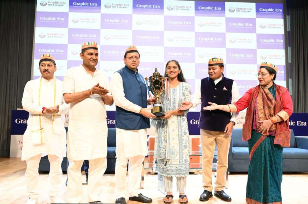 मुख्यमंत्री श्री पुष्कर सिंह धामी ने आज नैनीताल जनपद के भीमताल स्थित ग्राफिक एरा हिल यूनिवर्सिटी में नवनिर्मित अकादमिक ब्लॉक एवं आधुनिक ऑडिटोरियम का उद्घाटन किया। इस अवसर पर उन्होंने ग्राफिक एरा कौशल ज्योति योजना के अंतर्गत आर्थिक रूप से कमजोर एवं प्रतिभाशाली विद्यार्थियों के लिए निःशुल्क प्रोफेशनल पाठ्यक्रमों का शुभारंभ भी किया। साथ ही संस्थान के मेधावी छात्र-छात्राओं एवं ग्राफिक एरा कौशल छात्रवृत्ति योजना के अंतर्गत निःशुल्क सर्टिफिकेट कोर्स कर रहे विद्यार्थियों को सम्मानित किया। इस अवसर पर मुख्यमंत्री ने कहा कि उनके लिए यह अवसर विशेष महत्व का है, क्योंकि आज उत्तराखण्ड सरकार ने सेवा, सुशासन और विकास के पांच वर्ष सफलतापूर्वक पूर्ण किए हैं। उन्होंने कहा कि इन पांच वर्षों में राज्य सरकार ने शिक्षा, स्वास्थ्य, आधारभूत संरचना, रोजगार तथा युवाओं के सशक्तिकरण को सर्वोच्च प्राथमिकता देते हुए उत्तराखण्ड को विकास की नई ऊँचाइयों तक पहुँचाने का निरंतर प्रयास किया है। उन्होंने प्रदेशवासियों को विश्वास दिलाया कि सरकार भविष्य में भी इसी समर्पण के साथ कार्य करते हुए राज्य को विकास के नए आयामों तक ले जाएगी। मुख्यमंत्री ने कहा कि किसी भी राज्य का भविष्य उसकी सड़कों या इमारतों से नहीं, बल्कि उसके विद्यालयों, विश्वविद्यालयों और युवाओं के सपनों से तय होता है। उन्होंने कहा कि ग्राफिक एरा ने शिक्षा, शोध, नवाचार एवं कौशल विकास के क्षेत्र में जो पहचान बनाई है, वह केवल उत्तराखण्ड ही नहीं, बल्कि पूरे देश के लिए प्रेरणादायी है। उन्होंने कहा कि संस्थान ने यह सिद्ध किया है कि यदि संकल्प, गुणवत्ता और दूरदृष्टि का समन्वय हो, तो उत्तराखण्ड जैसा पर्वतीय राज्य भी विश्वस्तरीय शिक्षा का केंद्र बन सकता है। मुख्यमंत्री ने कहा कि संस्थान में निर्मित नया अकादमिक ब्लॉक एवं आधुनिक ऑडिटोरियम विद्यार्थियों को बेहतर शैक्षणिक वातावरण उपलब्ध कराने के साथ-साथ उनकी प्रतिभा को नई उड़ान देगा तथा शोध, नवाचार और रचनात्मक सोच को और अधिक गति प्रदान करेगा। उन्होंने कहा कि ग्राफिक एरा द्वारा भीमताल में परिसर की स्थापना कर गुणवत्तापूर्ण शिक्षा को पर्वतीय क्षेत्रों तक पहुँचाना संतुलित एवं समावेशी विकास का उत्कृष्ट उदाहरण है। मुख्यमंत्री ने आर्थिक रूप से कमजोर, लेकिन प्रतिभाशाली विद्यार्थियों के लिए निःशुल्क होटल मैनेजमेंट एवं इंजीनियरिंग डिप्लोमा पाठ्यक्रम प्रारम्भ किए जाने की सराहना करते हुए कहा कि शिक्षा तभी सार्थक है, जब उसका लाभ समाज के अंतिम व्यक्ति तक पहुँचे। उन्होंने कहा कि कुमाऊँ मंडल में ग्राफिक एरा मेडिकल कॉलेज एवं चिकित्सालय की स्थापना की दिशा में भी कार्य किया जा रहा है, जिससे क्षेत्र में गुणवत्तापूर्ण स्वास्थ्य सेवाएँ सुदृढ़ होंगी तथा युवाओं के लिए रोजगार और शिक्षा के नए अवसर सृजित होंगे। मुख्यमंत्री ने कहा कि राज्य सरकार उत्तराखण्ड को शिक्षा, नवाचार एवं अनुसंधान के क्षेत्र में देश के अग्रणी राज्यों में स्थापित करने के लिए निरंतर कार्य कर रही है। नई शिक्षा नीति के प्रभावी क्रियान्वयन के साथ विश्वविद्यालयों में आर्टिफिशियल इंटेलिजेंस, मशीन लर्निंग, डेटा साइंस तथा अन्य उभरती प्रौद्योगिकियों से जुड़े आधुनिक पाठ्यक्रमों को बढ़ावा दिया जा रहा है। उन्होंने कहा कि देहरादून में साइंस सिटी, हल्द्वानी में एस्ट्रो पार्क तथा अल्मोड़ा में साइंस सेंटर जैसे संस्थानों के माध्यम से राज्य में वैज्ञानिक सोच एवं अनुसंधान की संस्कृति को भी सशक्त किया जा रहा है। मुख्यमंत्री ने छात्र-छात्राओं को संबोधित करते हुए कहा कि वर्तमान समय में विश्व तेजी से बदल रहा है और नई तकनीकें निरंतर नए अवसर प्रदान कर रही हैं। उन्होंने कहा कि भविष्य में वही युवा सफल होगा, जो सीखने की क्षमता, नवाचार की सोच तथा बदलते वैश्विक परिदृश्य के अनुरूप स्वयं को ढालने का साहस रखेगा। उन्होंने विद्यार्थियों से केवल डिग्री प्राप्त करने तक स्वयं को सीमित न रखते हुए नेतृत्व क्षमता, नवाचार एवं सामाजिक उत्तरदायित्व की भावना विकसित करने का आह्वान किया। उन्होंने कहा कि राज्य .सरकार का प्रयास है कि उत्तराखण्ड का युवा केवल रोजगार खोजने वाला नहीं, बल्कि रोजगार सृजित करने वाला बने। इसी उद्देश्य से राज्य में स्टार्टअप, नवाचार एवं उद्यमिता को निरंतर प्रोत्साहित किया जा रहा है। मुख्यमंत्री ने कहा कि राज्य के युवाओं की प्रतिभा किसी भी नकल माफिया की भेंट न चढ़े, इसके लिए उत्तराखण्ड में देश का सबसे कठोर नकल विरोधी कानून लागू किया गया है। उन्होंने कहा कि इसका सकारात्मक परिणाम सामने आया है और पिछले पाँच वर्षों में 33 हजार से अधिक युवाओं को पूर्ण पारदर्शिता एवं निष्पक्षता के साथ सरकारी सेवाओं में नियुक्ति प्राप्त हुई है। इस अवसर पर धामी सरकार के पाँच वर्ष पूर्ण होने के उपलक्ष्य में ग्राफिक एरा परिवार की ओर से केक भी काटा गया। इस अवसर पर कैबिनेट मंत्री श्री राम सिंह कैड़ा, विधायक श्रीमती सरिता आर्या, विधायक श्री प्रताप सिंह बिष्ट, राज्य मंत्री (दर्जा प्राप्त) डॉ. अनिल कपूर डब्बू, श्री ध्रुव रौतेला, श्री शंकर कोरंगा, श्री दिनेश आर्या, श्रीमती शांति मेहरा, श्री हुकुम सिंह कुंवर, श्री देवेन्द्र सिंह ढेला, ब्लॉक प्रमुख श्री हरीश बिष्ट, जिलाधिकारी श्री ललित मोहन रयाल, वरिष्ठ पुलिस अधीक्षक डॉ. मंजूनाथ टी.सी., मुख्य विकास अधिकारी श्री अरविन्द कुमार पाण्डे, ग्राफिक एरा ग्रुप के चेयरमैन प्रो. कमल घनशाला, निदेशक श्री अनिल कुमार नायर, ओबीसी आयोग के सदस्य डॉ. ज़ेड. ए. वारसी, श्री प्रकाश आर्य सहित विभिन्न जनप्रतिनिधि, संस्थान के पदाधिकारी, शिक्षक एवं बड़ी संख्या में छात्र-छात्राएँ उपस्थित थे। See less