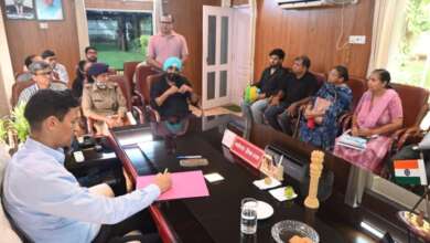 जनसुनवाई में दीपक रावत ने सुनीं फरियाद, मीरा पंत को वापस दिलाए 9.5 लाख रुपये