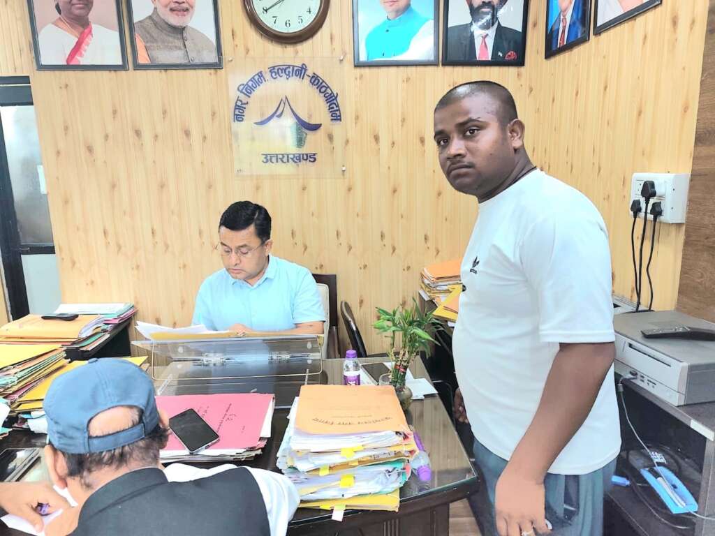 हल्द्वानी: जीतपुर नेगी में सीमेंट का फर्श बनने से गली में जलभराव, नगर आयुक्त से की शिकायत