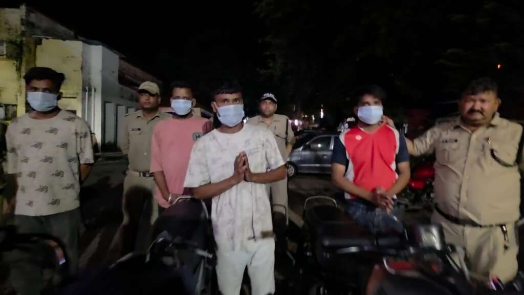 हल्द्वानी में सड़क पर बेल्ट लहराकर दबंगई दिखाना पड़ा भारी, वायरल वीडियो के बाद 4 गिरफ्तार