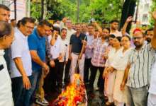 हल्द्वानी: नशे के खिलाफ आवाज उठाने वालों पर मुकदमे का विरोध, कांग्रेस ने फूंका पुलिस प्रशासन का पुतला